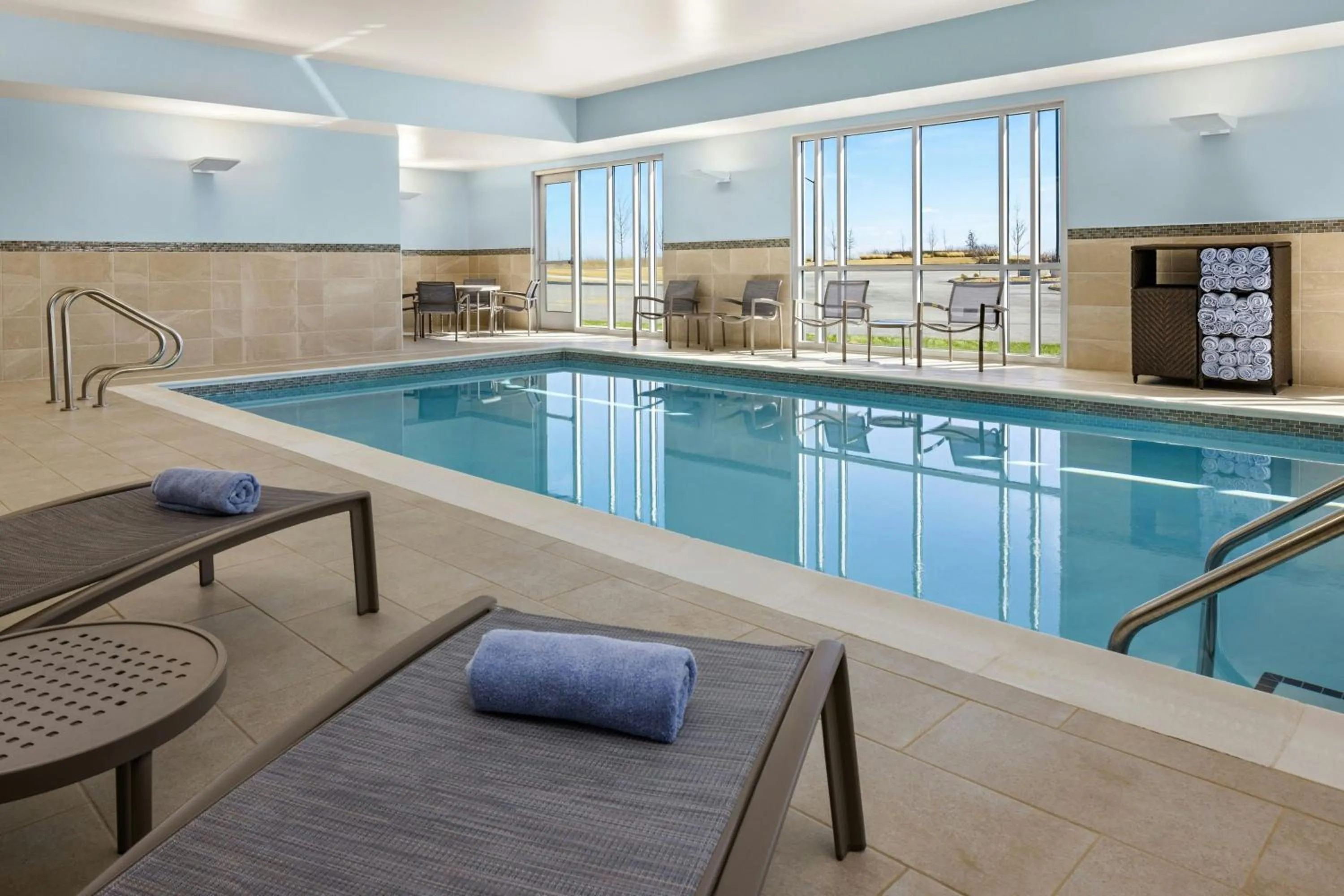 Swimming pool in SpringHill Suites by Marriott Bettendorf