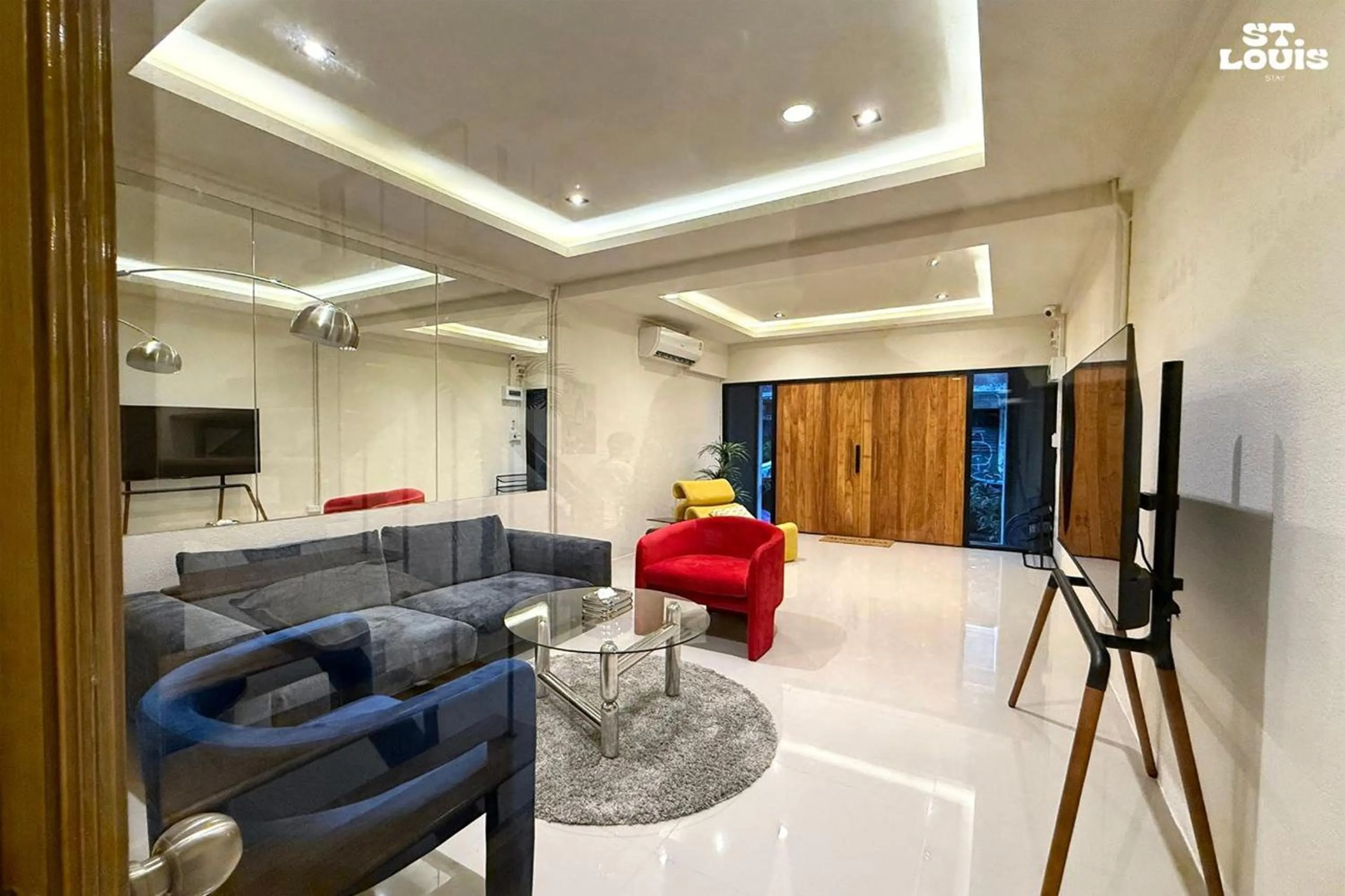 Communal lounge/ TV room in Saint Louis Stay