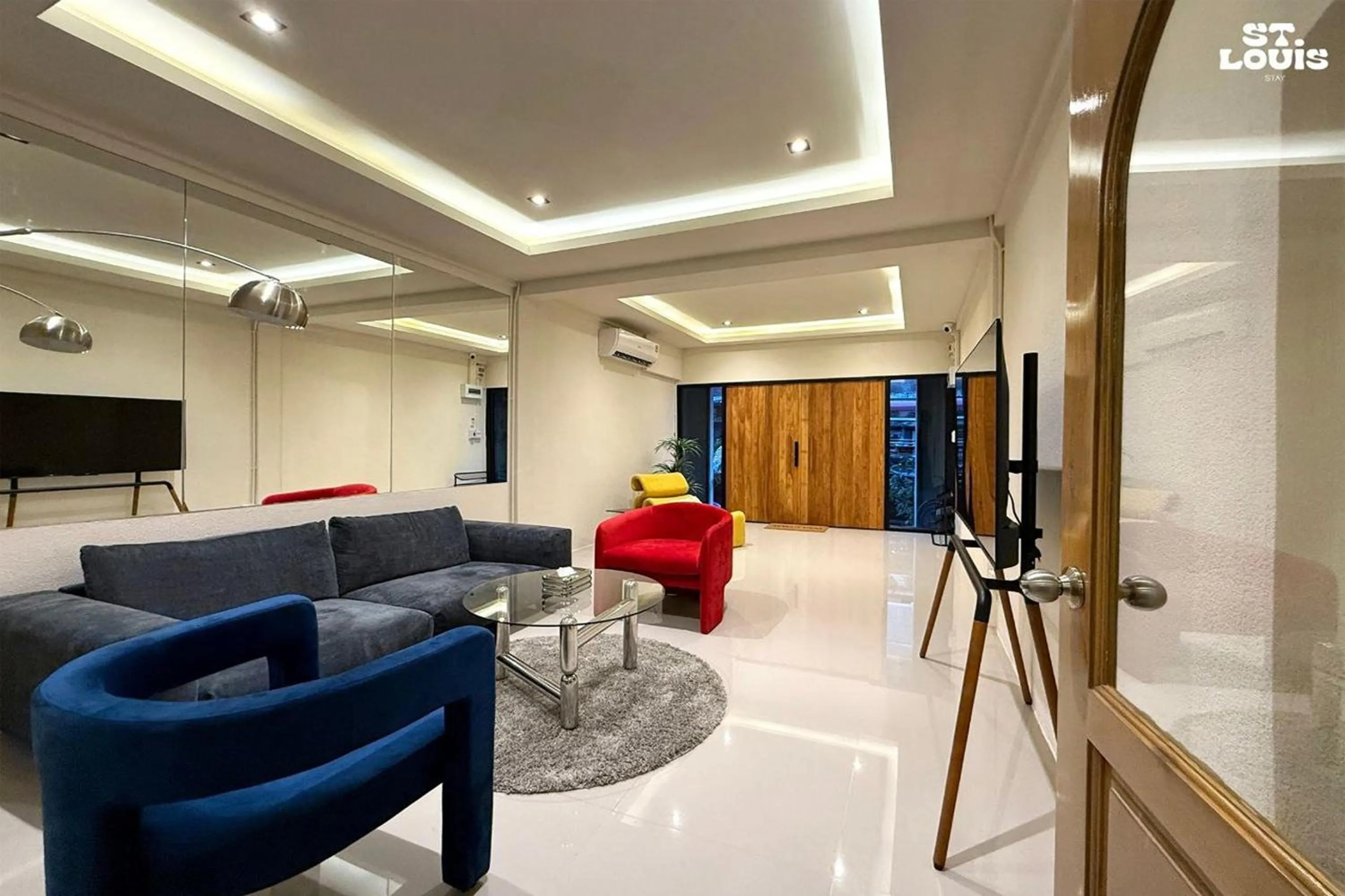 Communal lounge/ TV room in Saint Louis Stay