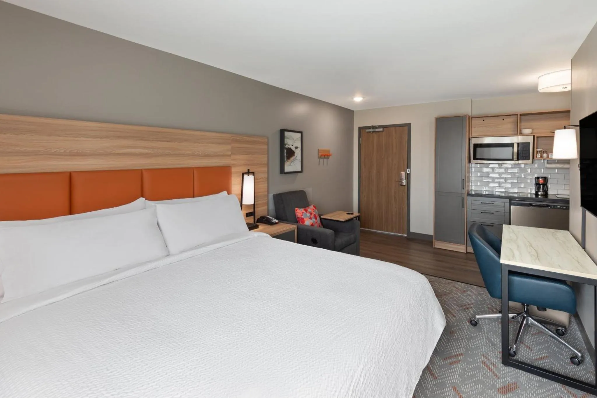 Photo of the whole room, Bed in Candlewood Suites Shelbyville, an IHG Hotel