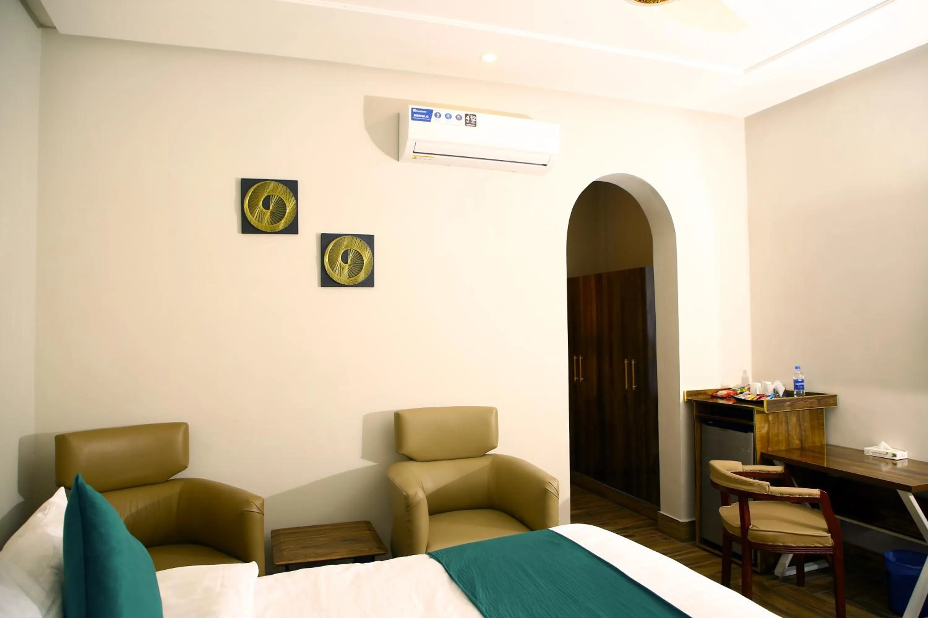 Seating area, Bed in Grand Shalimar Hotel