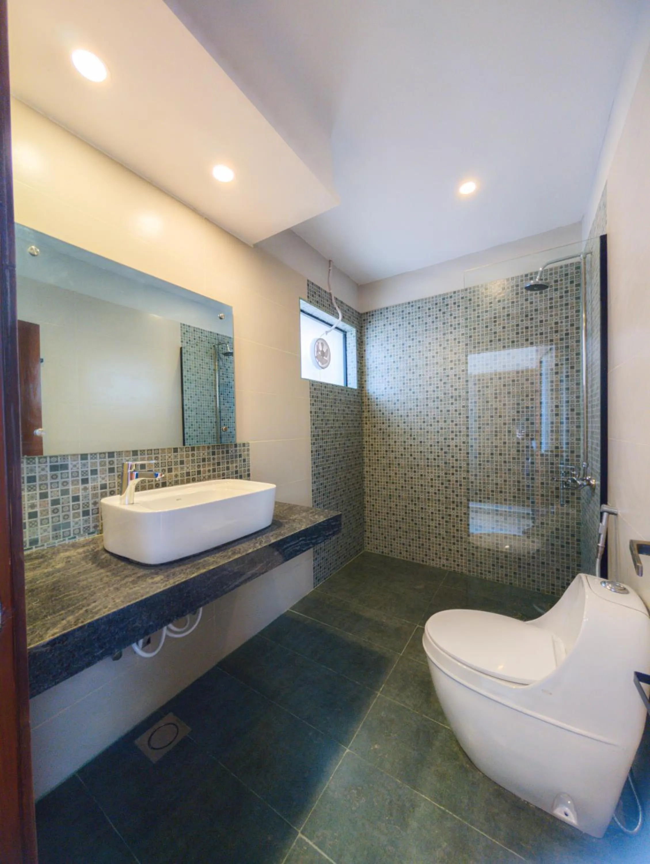 Shower in Grand Shalimar Hotel