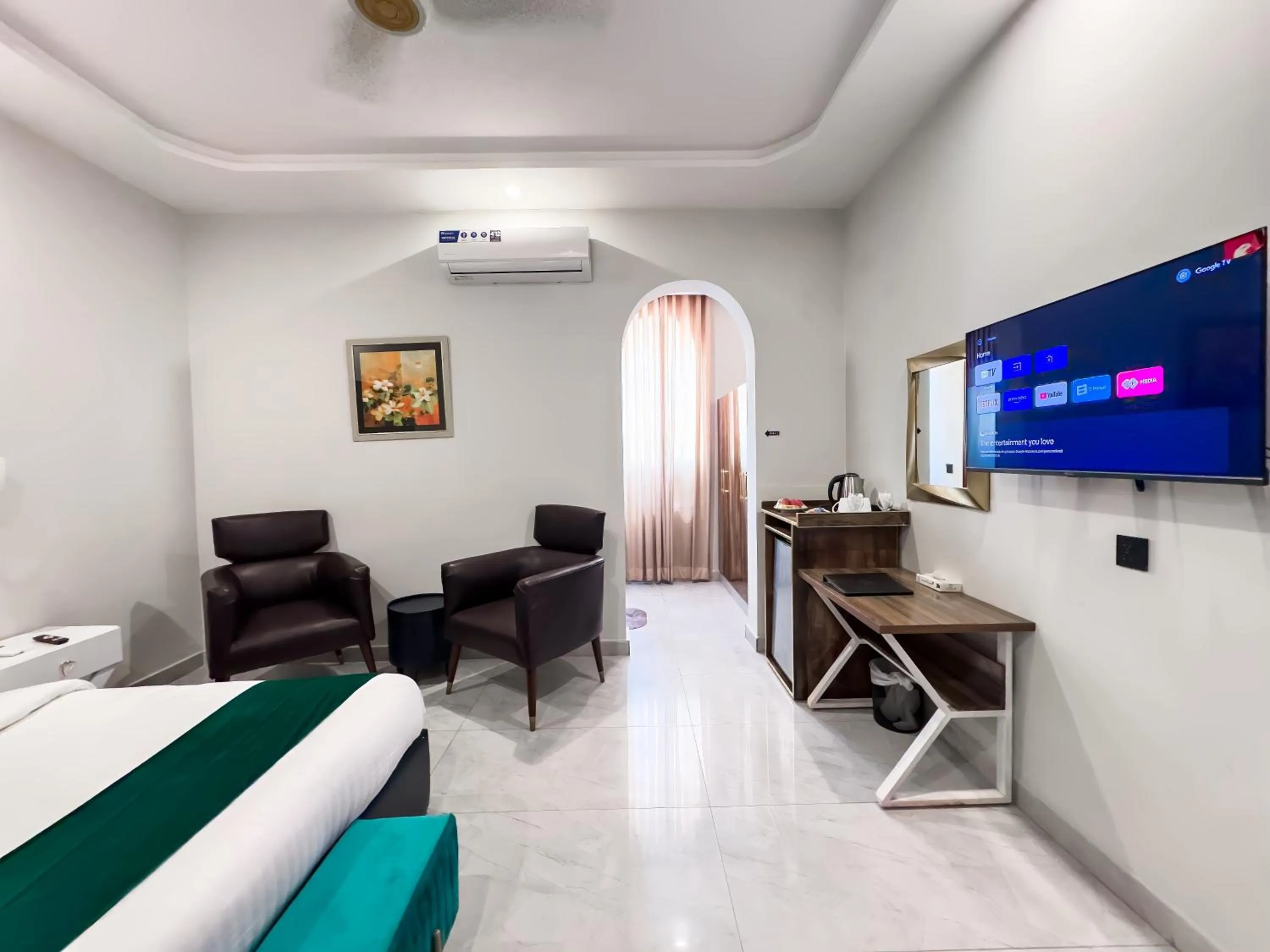 TV and multimedia, Bed in Grand Shalimar Hotel