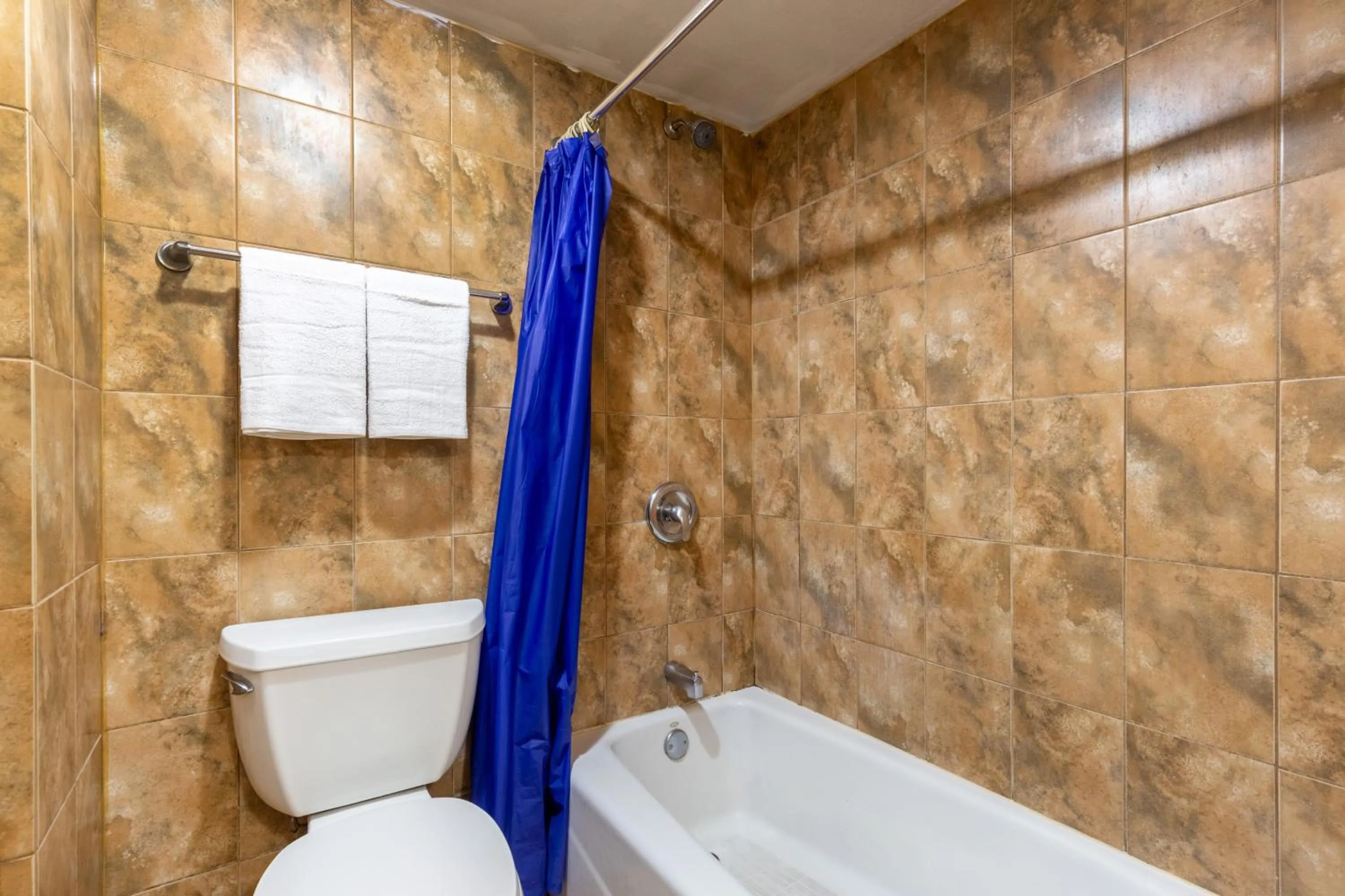 Bathroom in Admiral Motel By OYO Chicago I-94