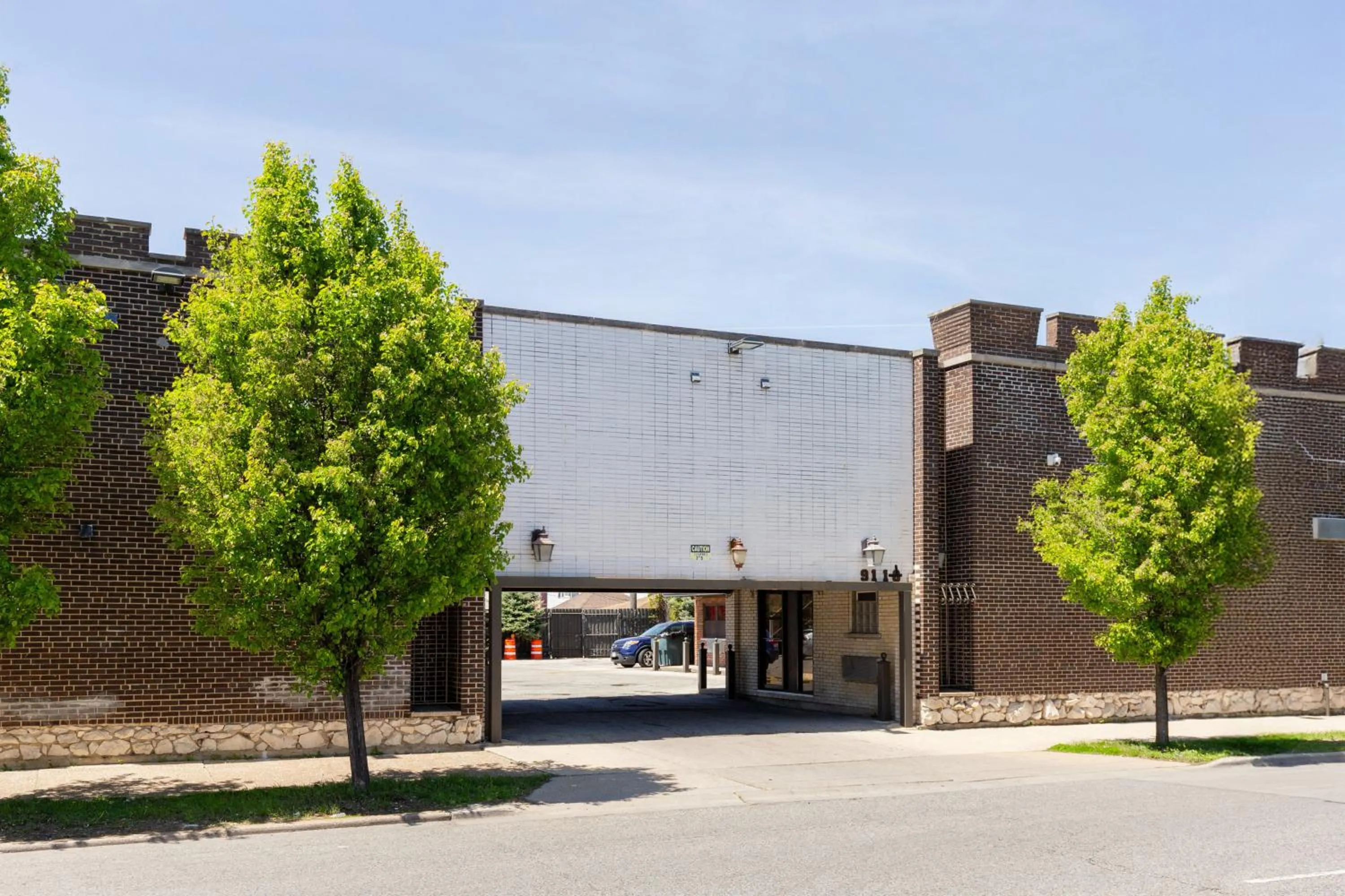 Parking in Admiral Motel By OYO Chicago I-94