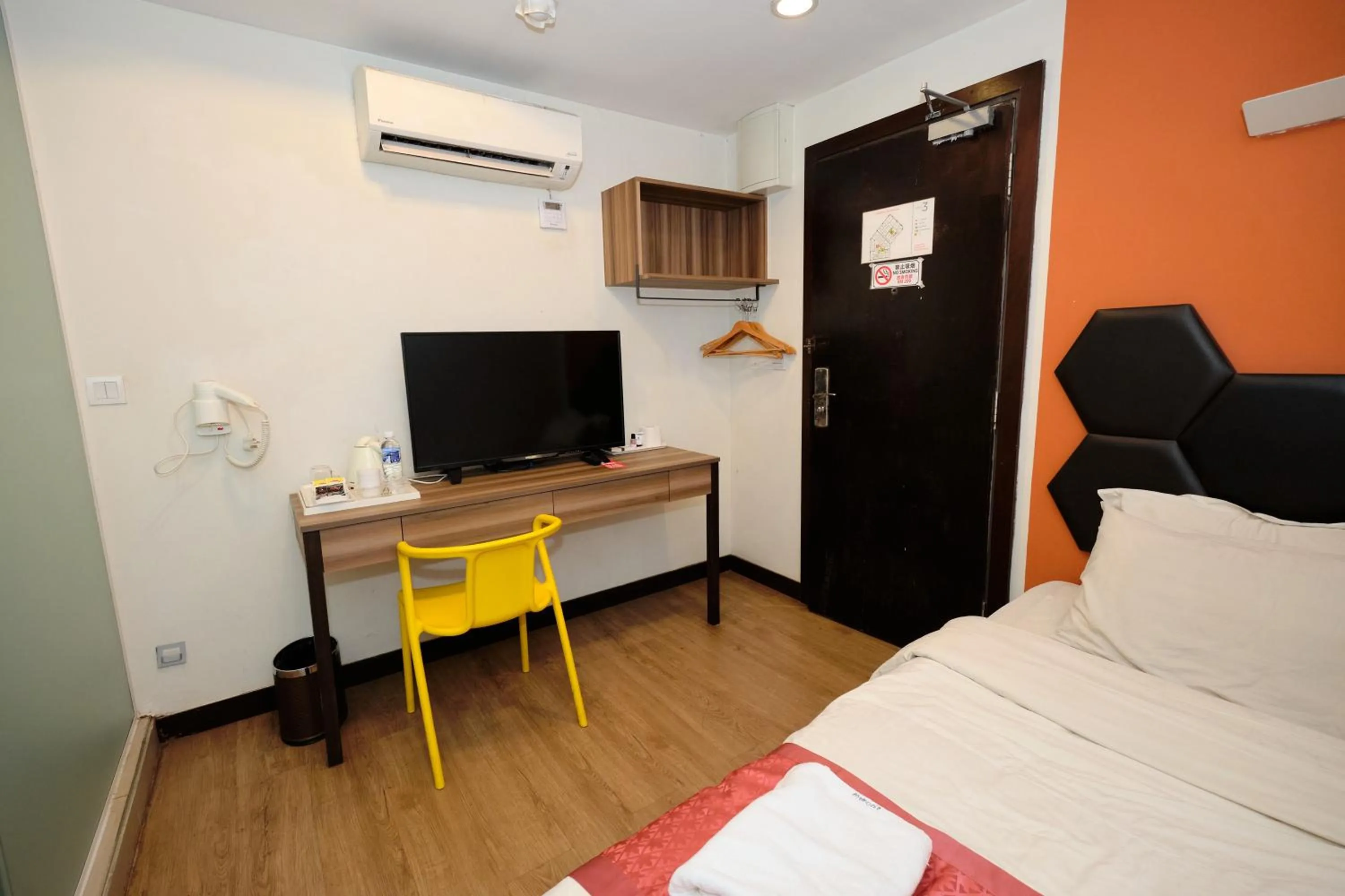 TV and multimedia, Bed in Memoire Hornbill Hotel Kuching Sarawak