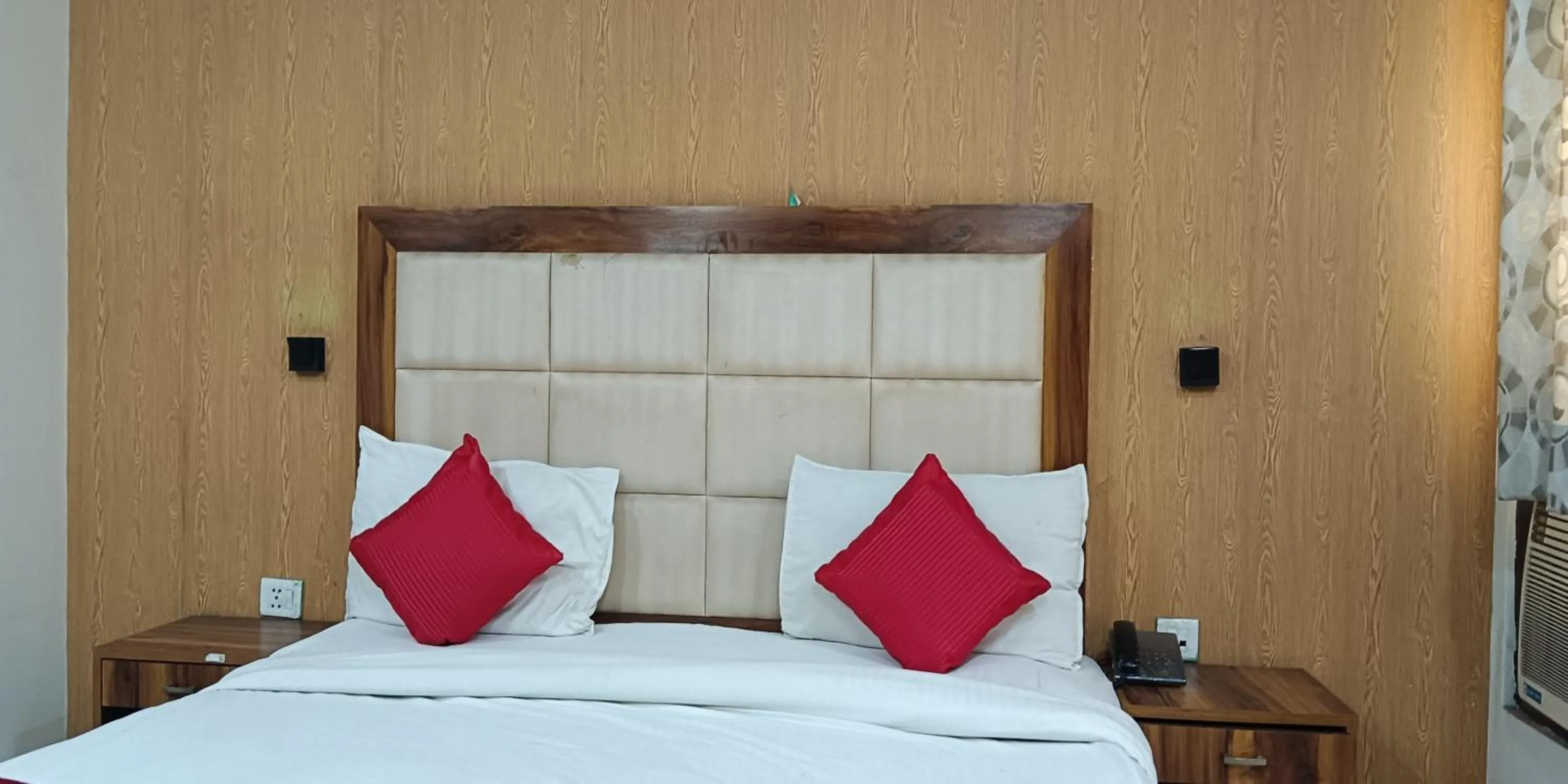 Bed in Hotel RTS Plaza Near IGI Airport