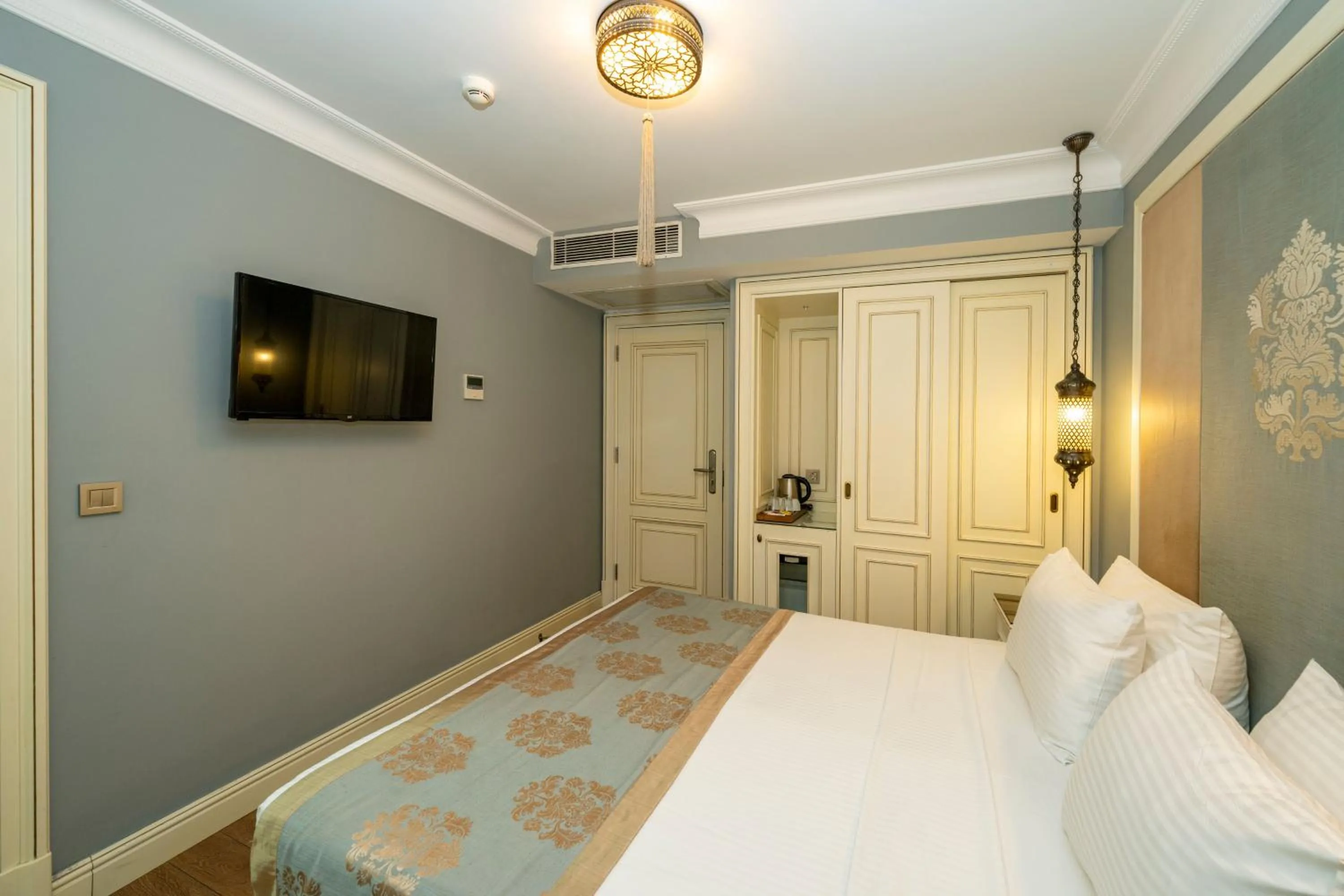 Bed in Raymond Blue Hotel