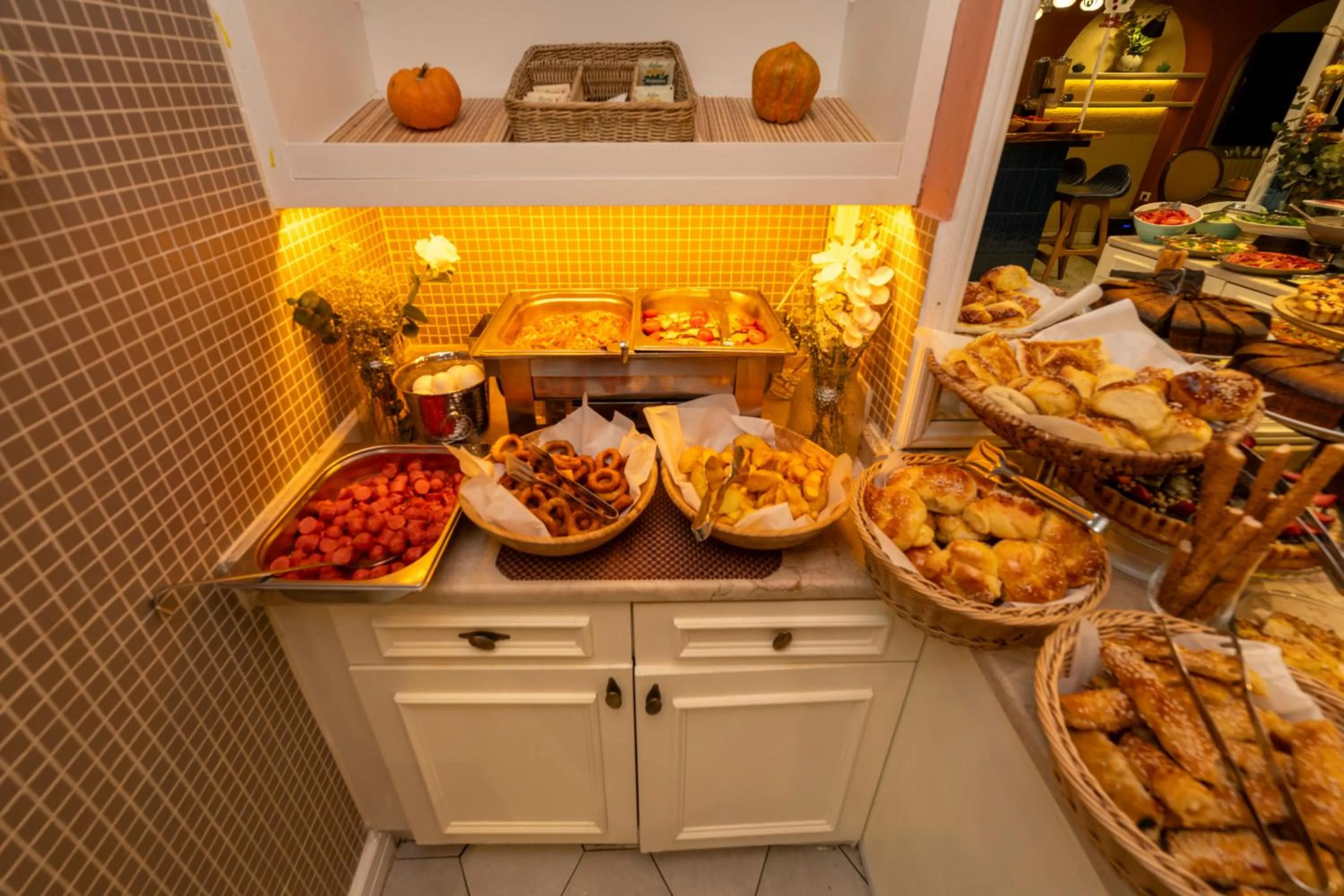 Restaurant/places to eat in Raymond Blue Hotel