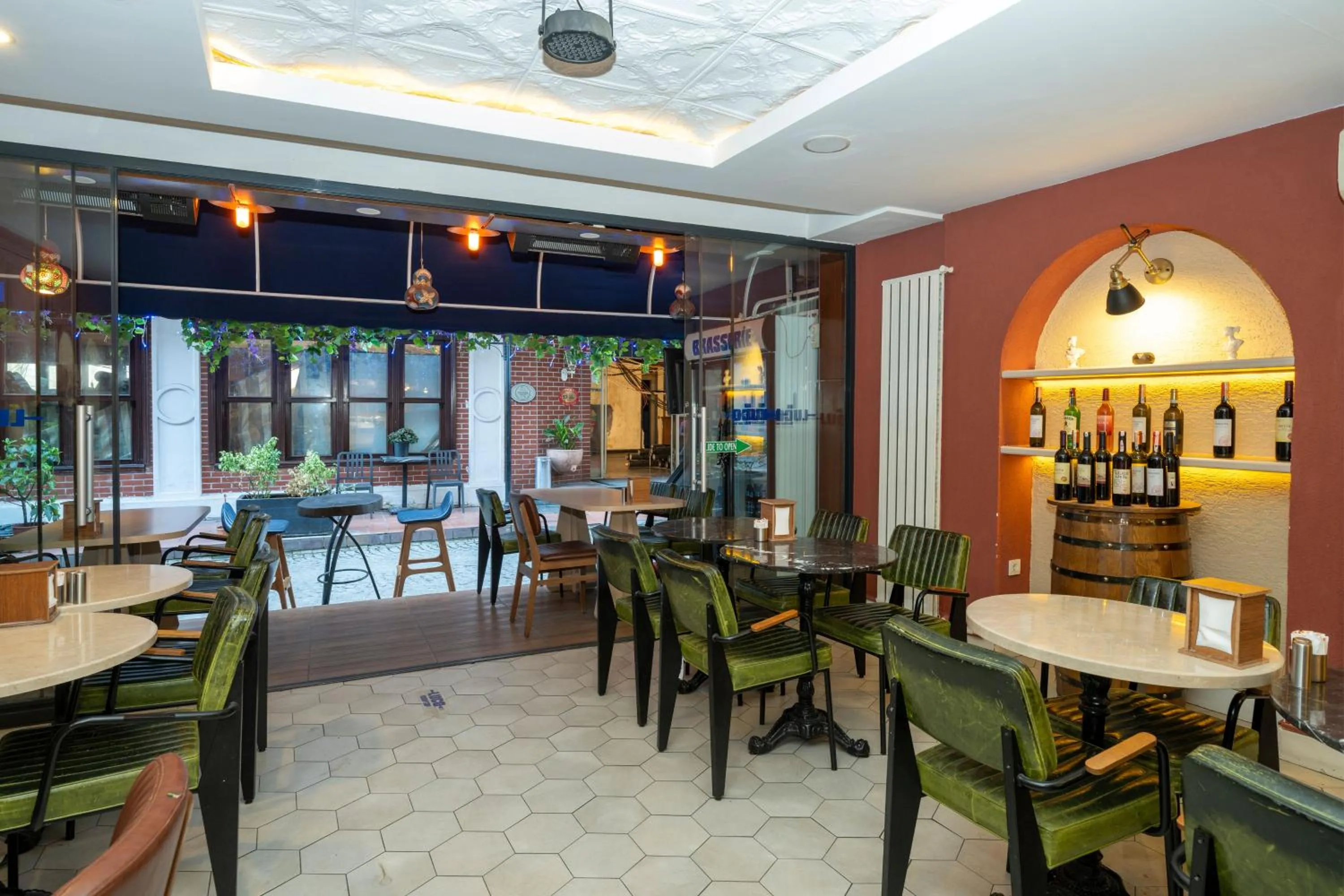 Restaurant/places to eat in Raymond Blue Hotel