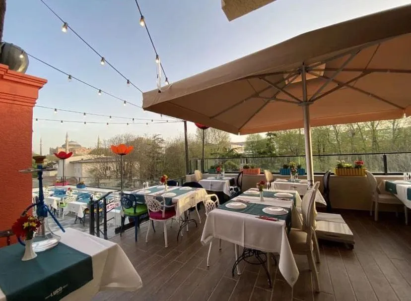 Restaurant/places to eat in Raymond Blue Hotel