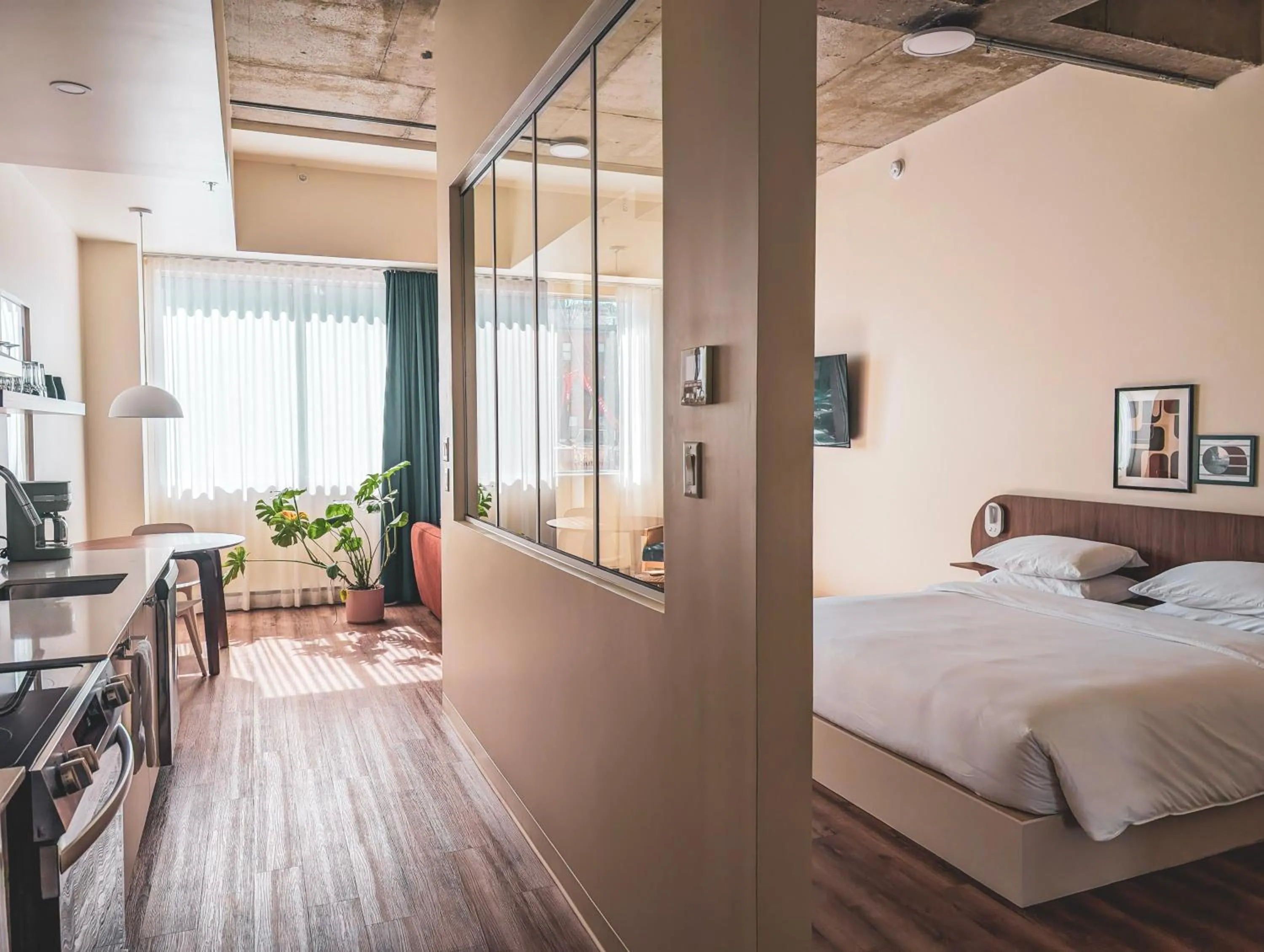 Photo of the whole room, Bed in Terminus Hôtel