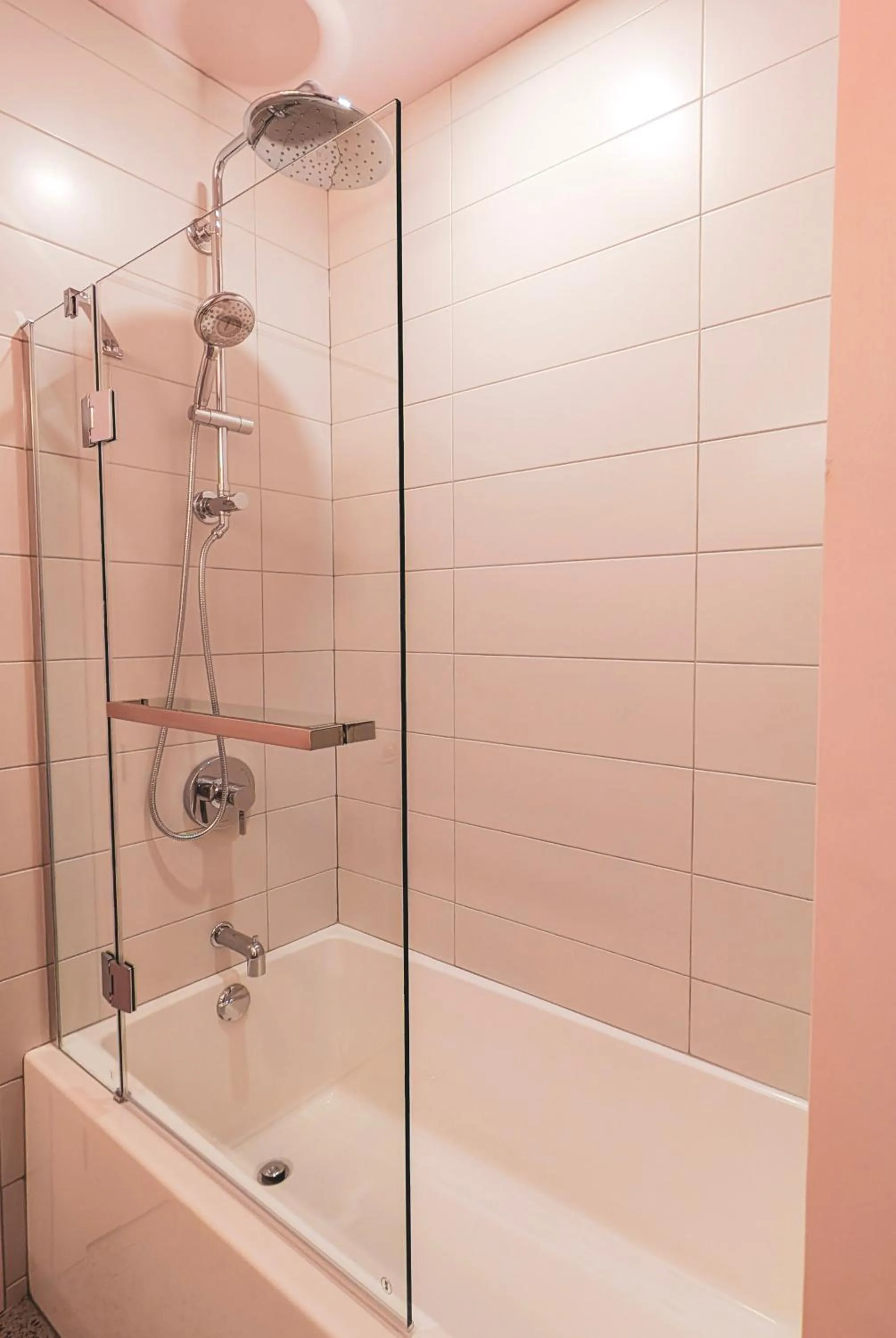 Shower in Terminus Hôtel