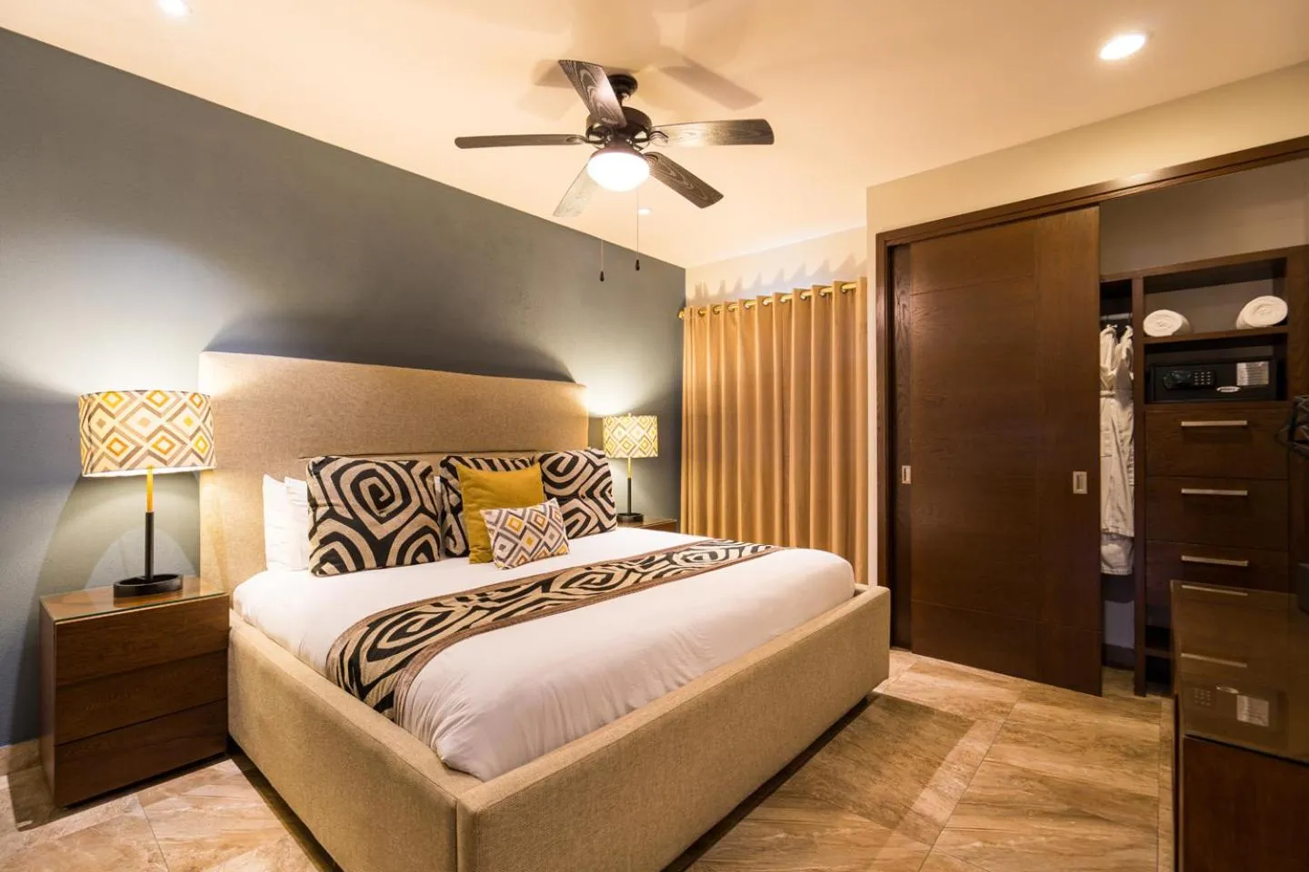 Bedroom, Bed in Pinnacle Resorts 220