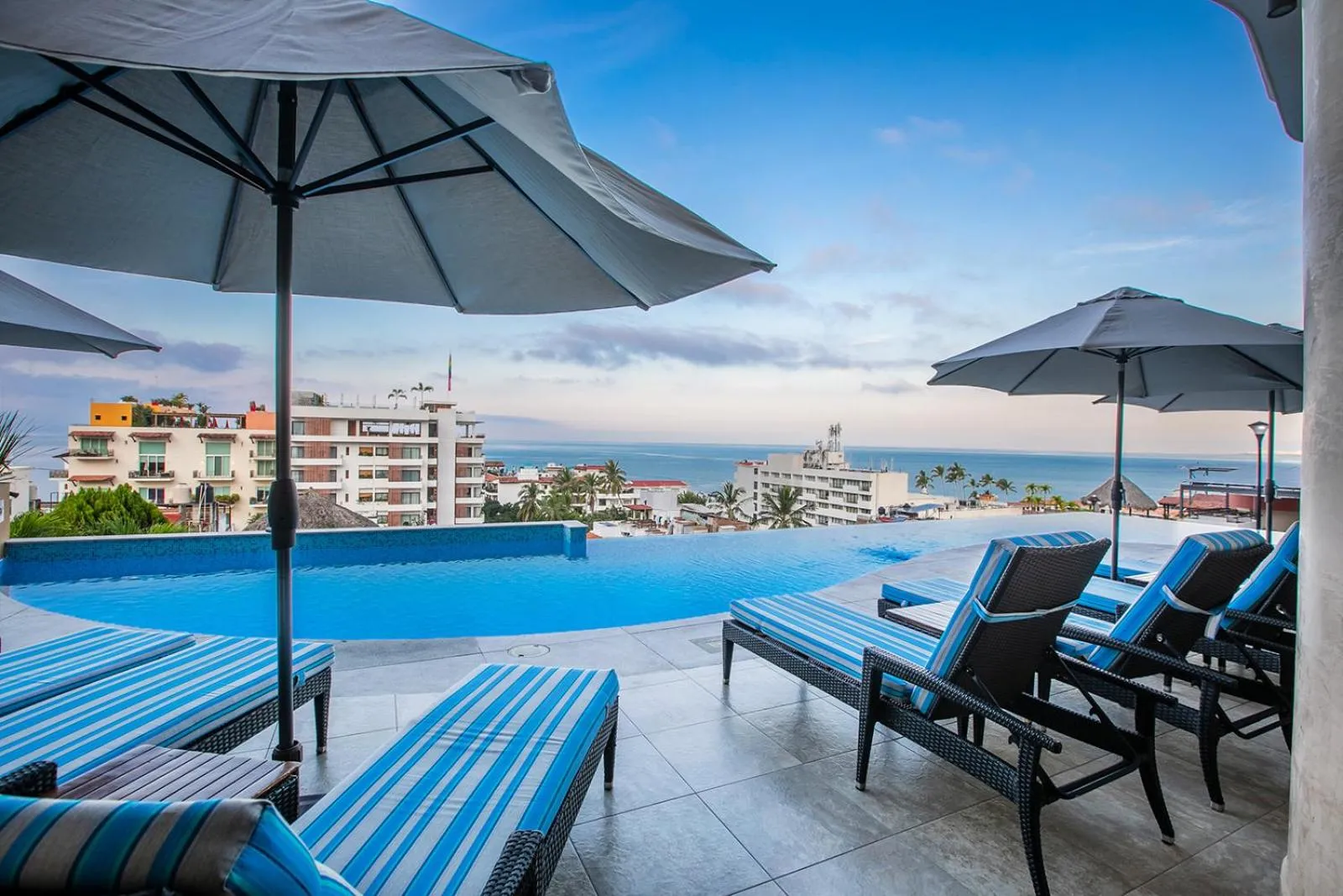 Swimming pool in Pinnacle Resorts 180