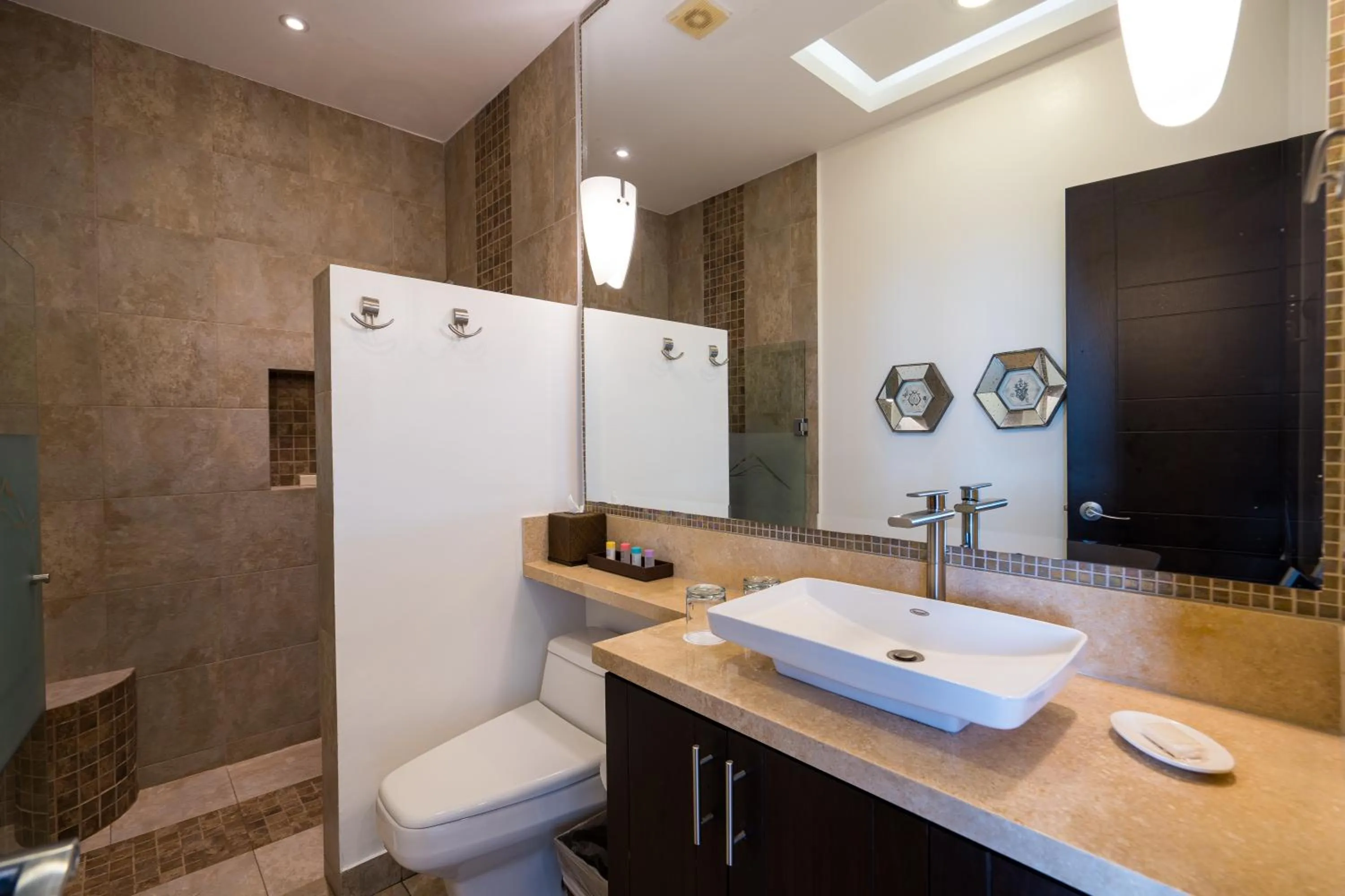 Bathroom in Pinnacle Resorts 180