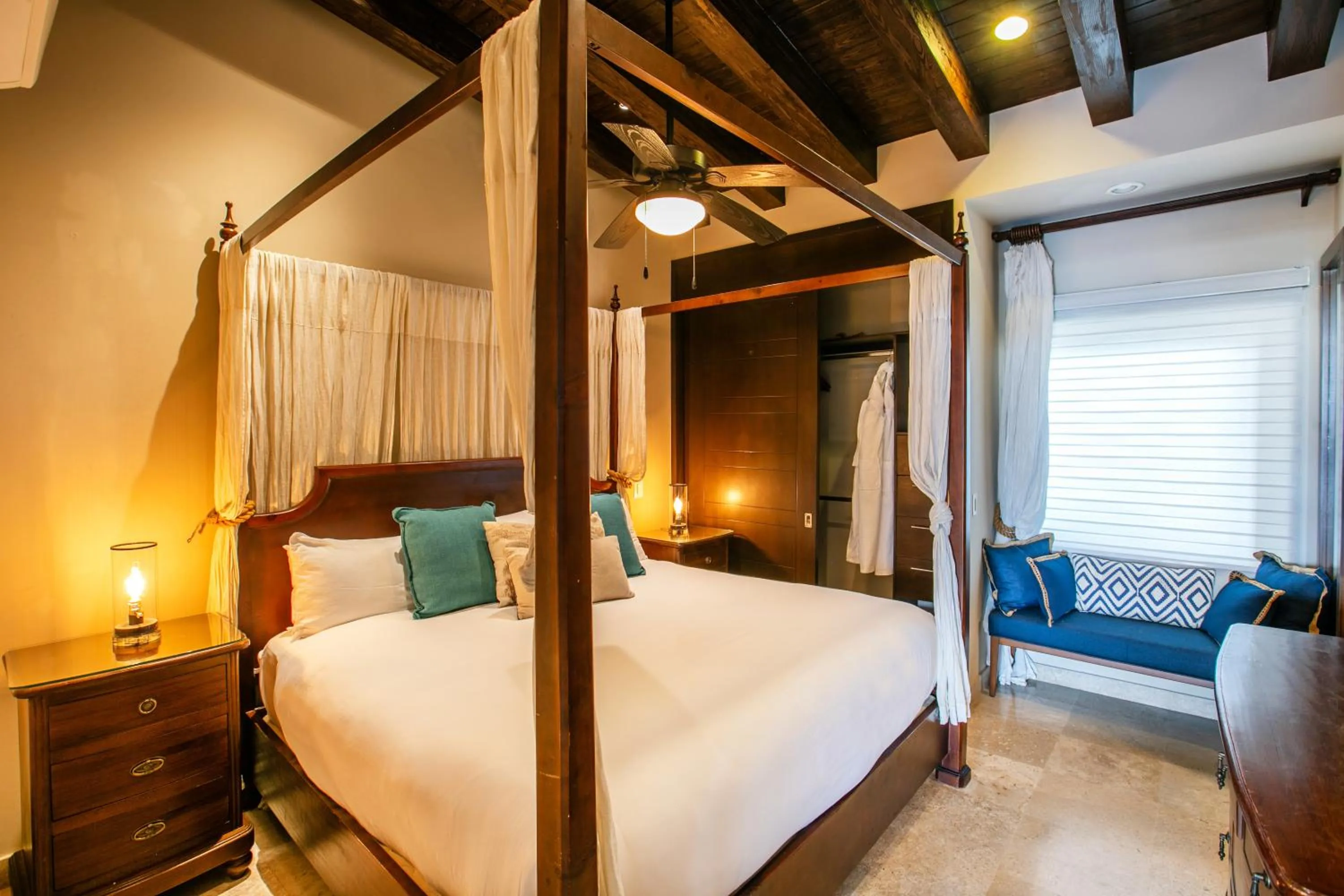 Bedroom, Bed in Pinnacle Resorts 180