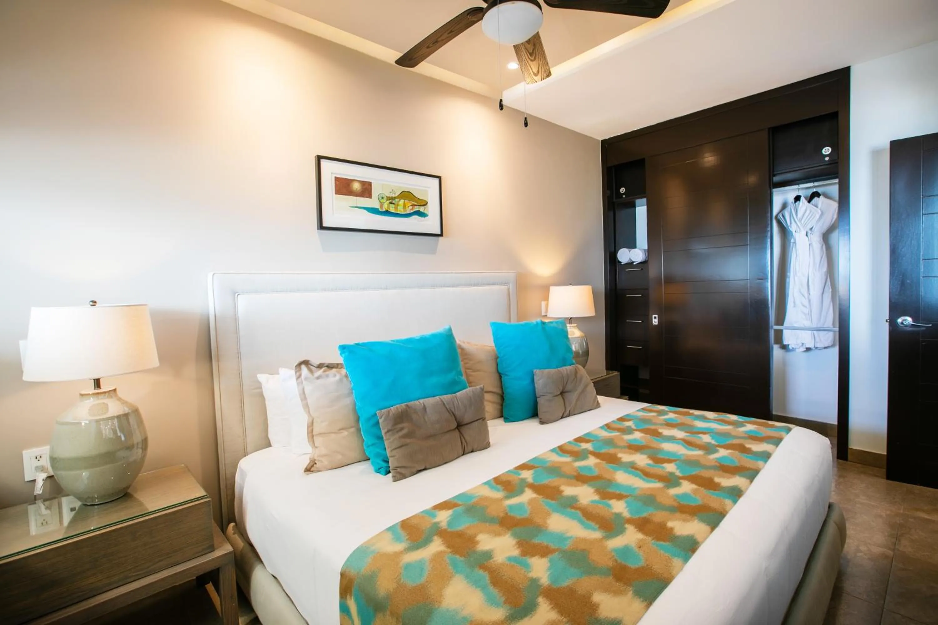 Bedroom, Bed in Pinnacle Resorts 180