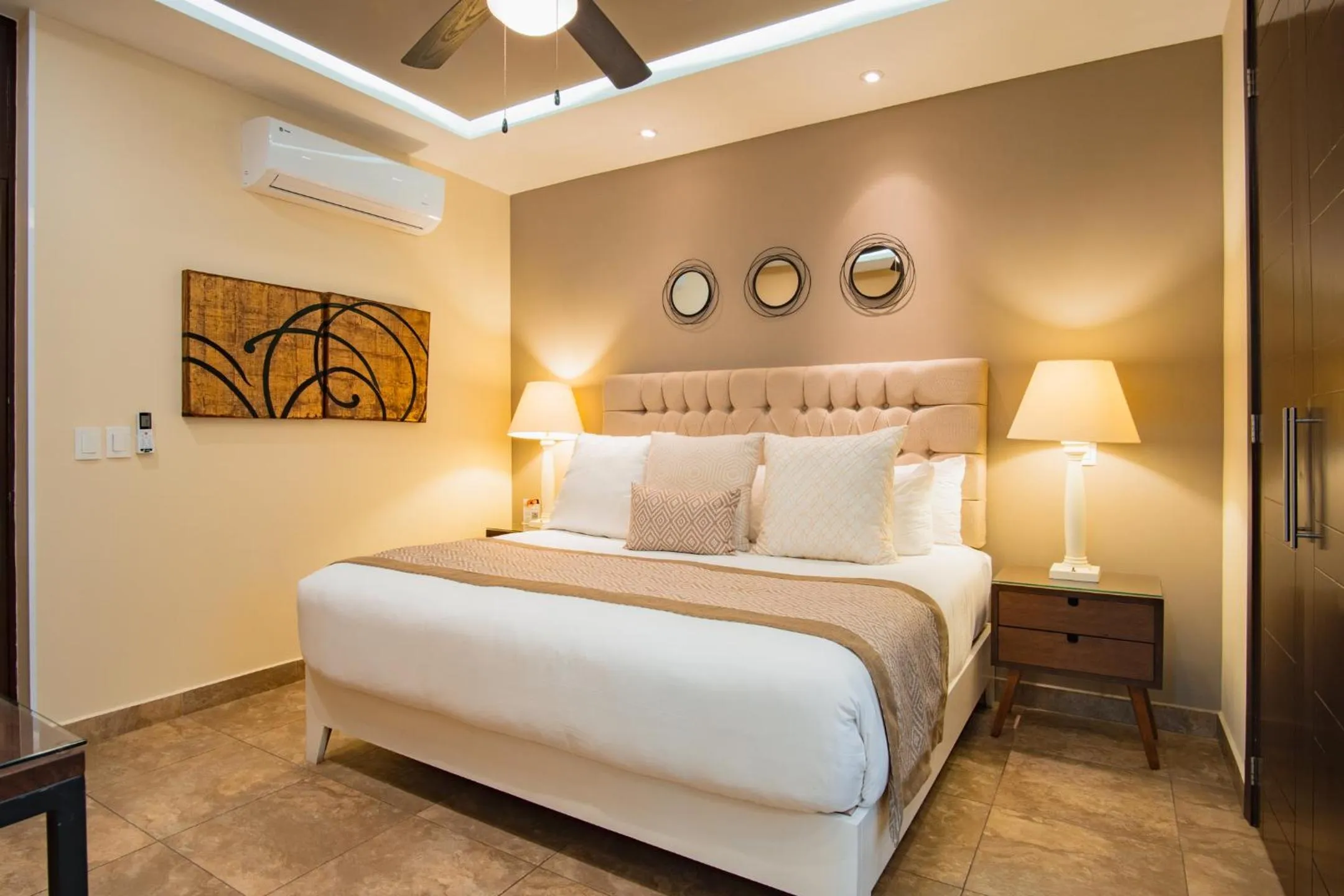 Bedroom, Bed in Pinnacle Resorts 180