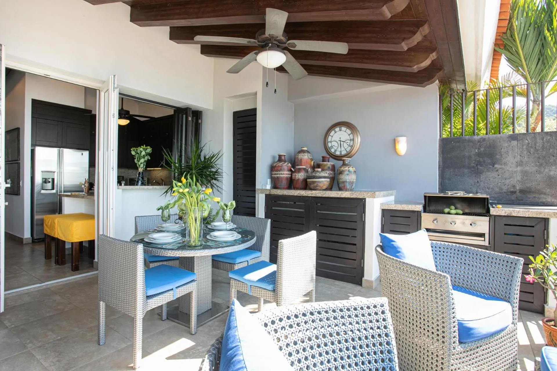 Lounge or bar in Pinnacle Resorts 180