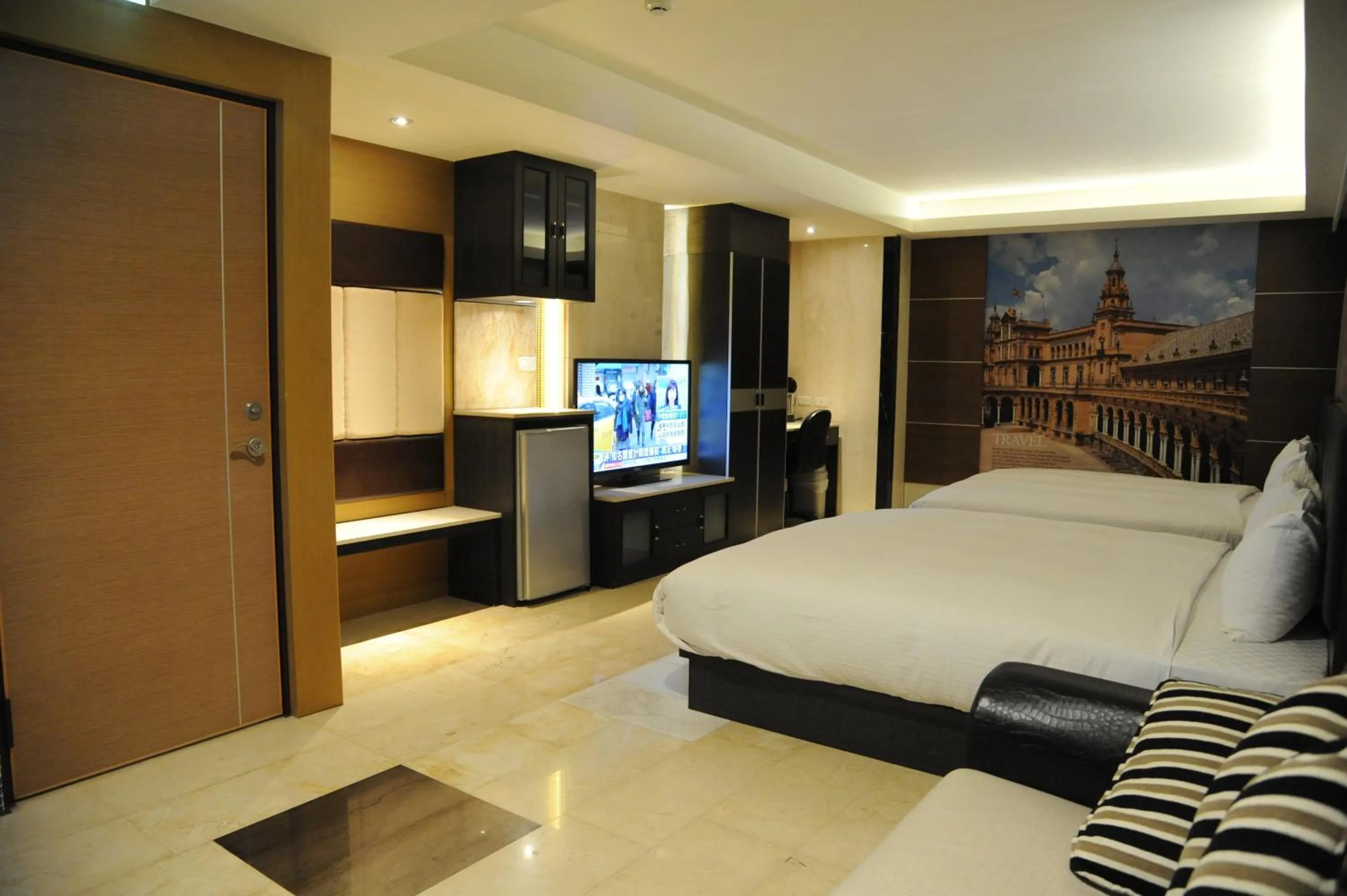 Communal lounge/ TV room, Bed in Michelle hotel
