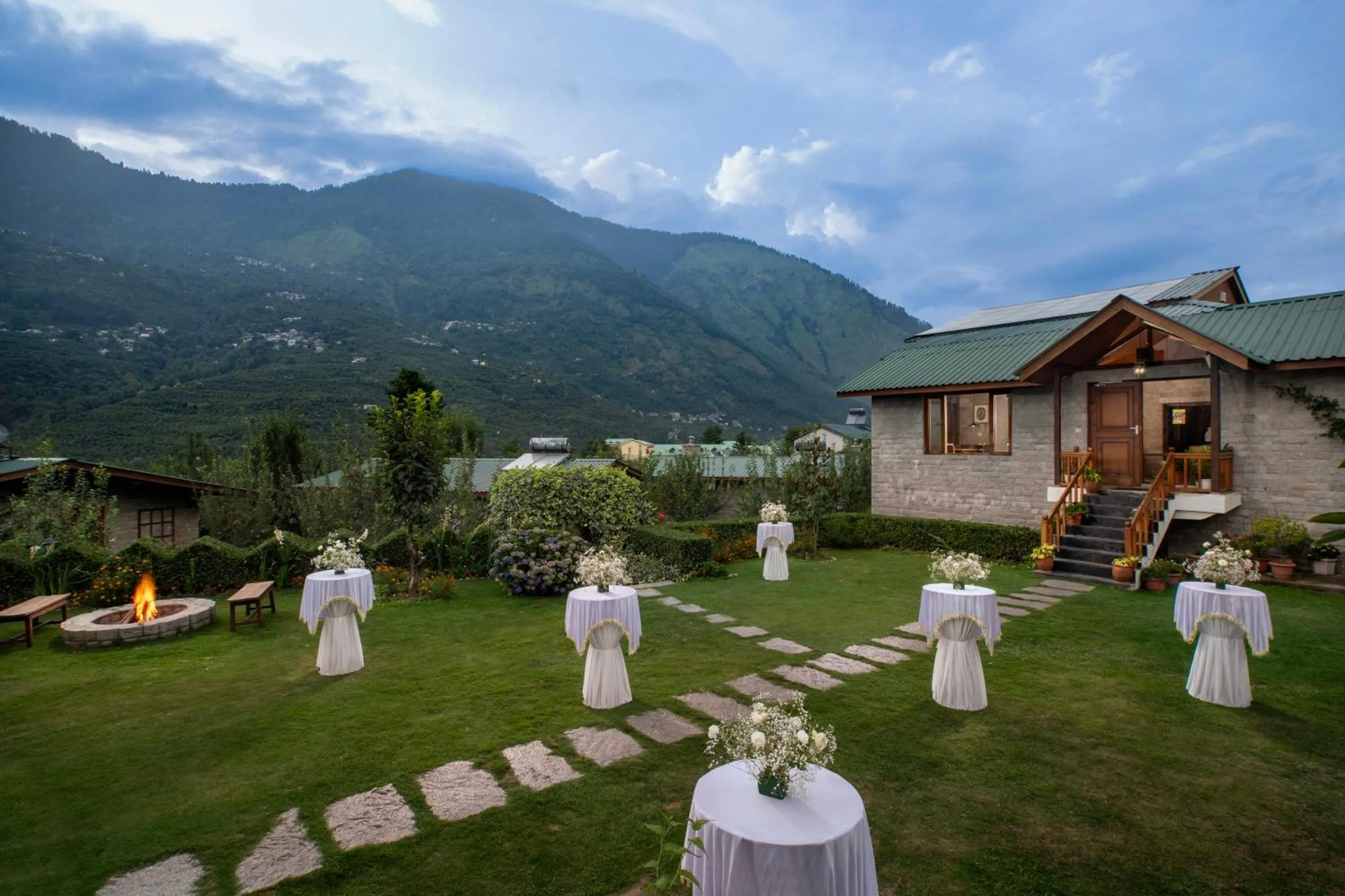 Banquet/Function facilities in Larisa Resort Manali