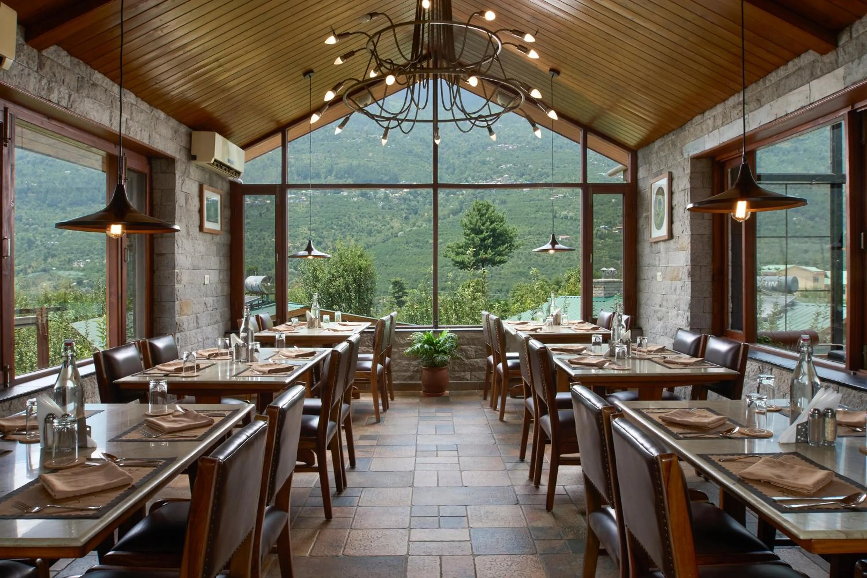 Restaurant/places to eat in Larisa Resort Manali