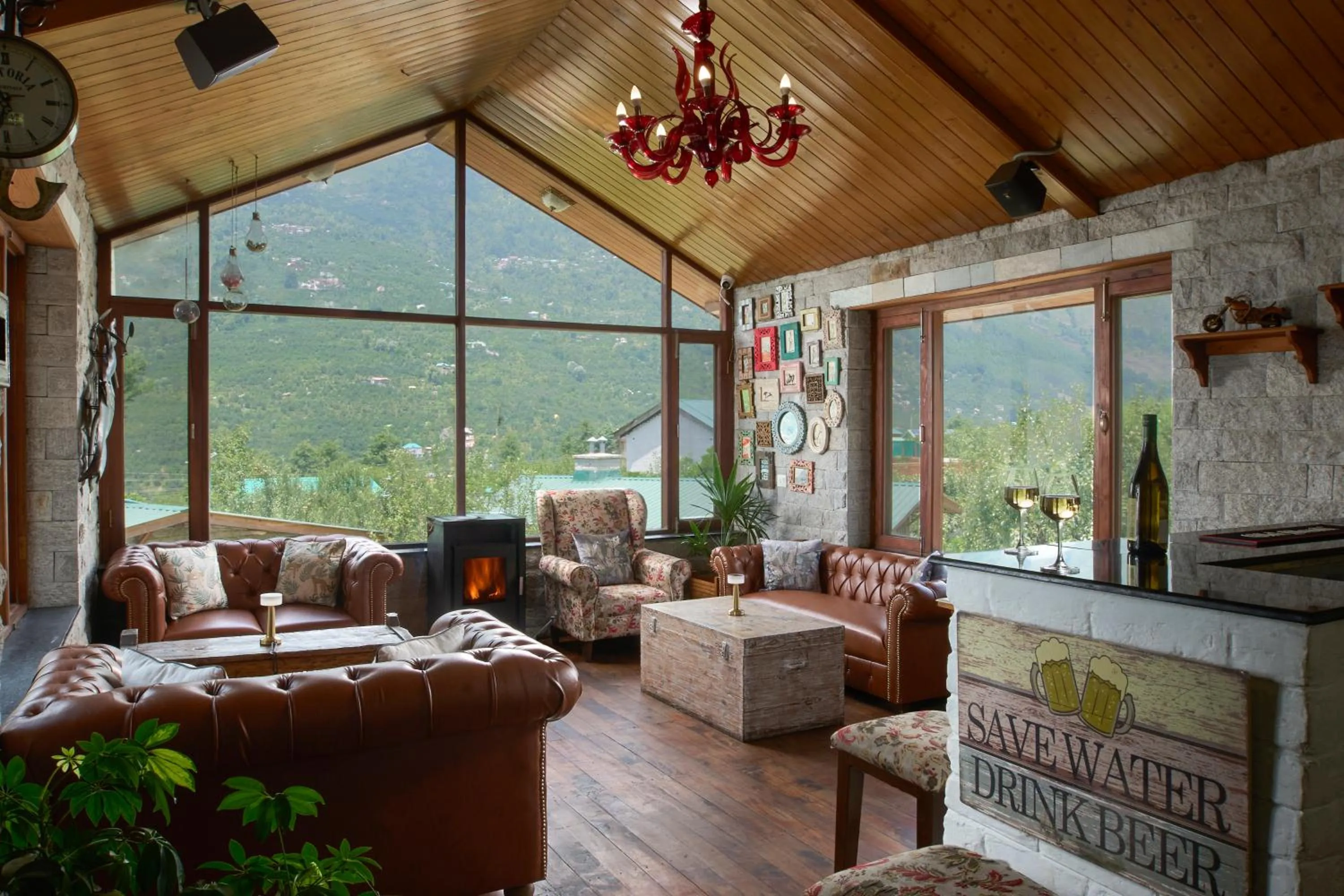 Lounge or bar in Larisa Resort Manali