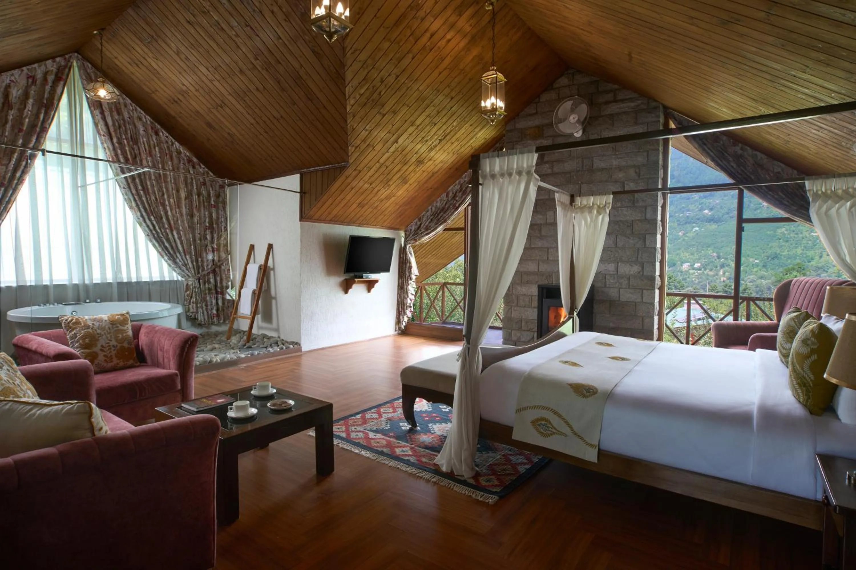 Photo of the whole room, Bed in Larisa Resort Manali