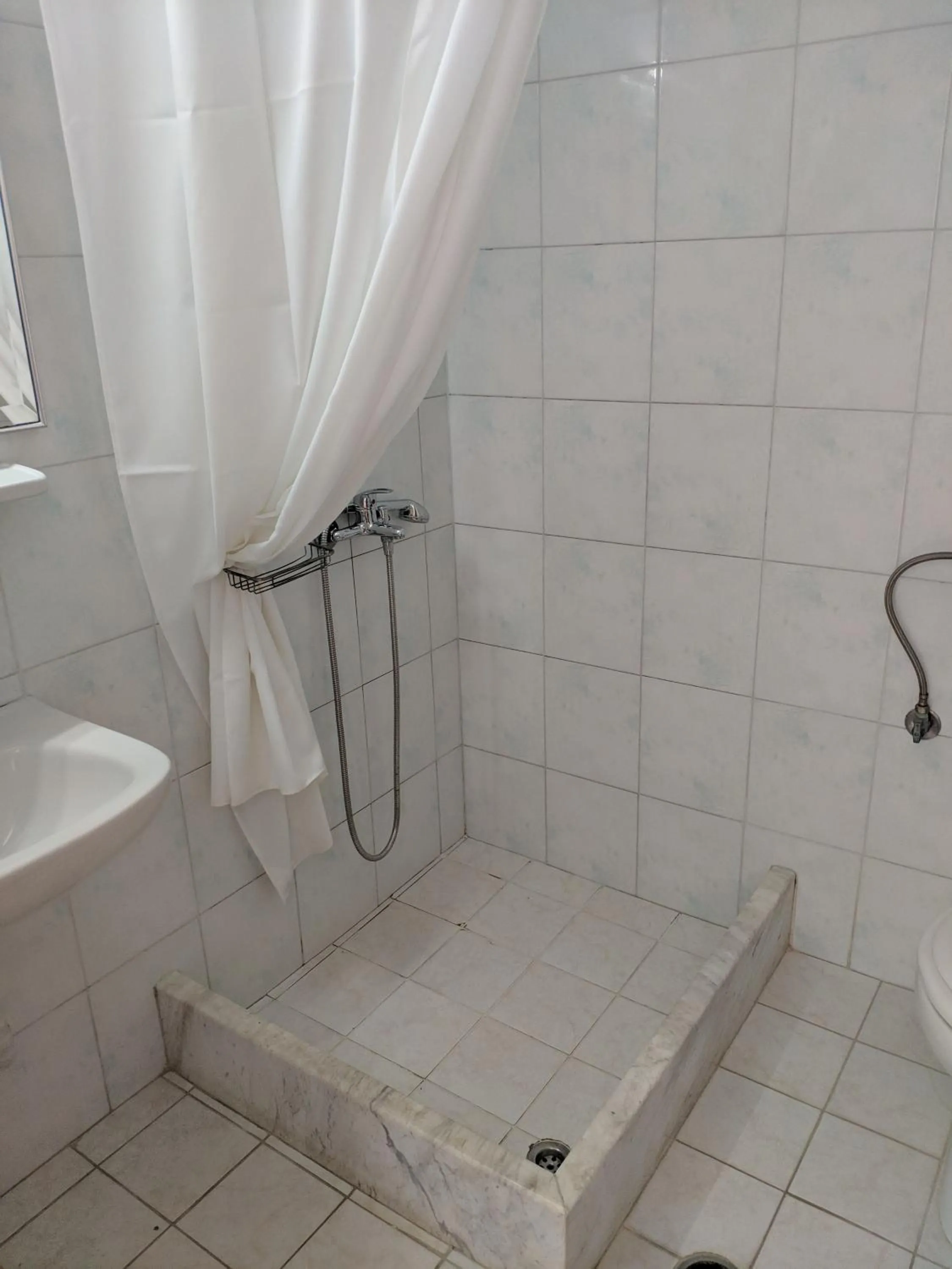 Shower in Tondoris Apartments