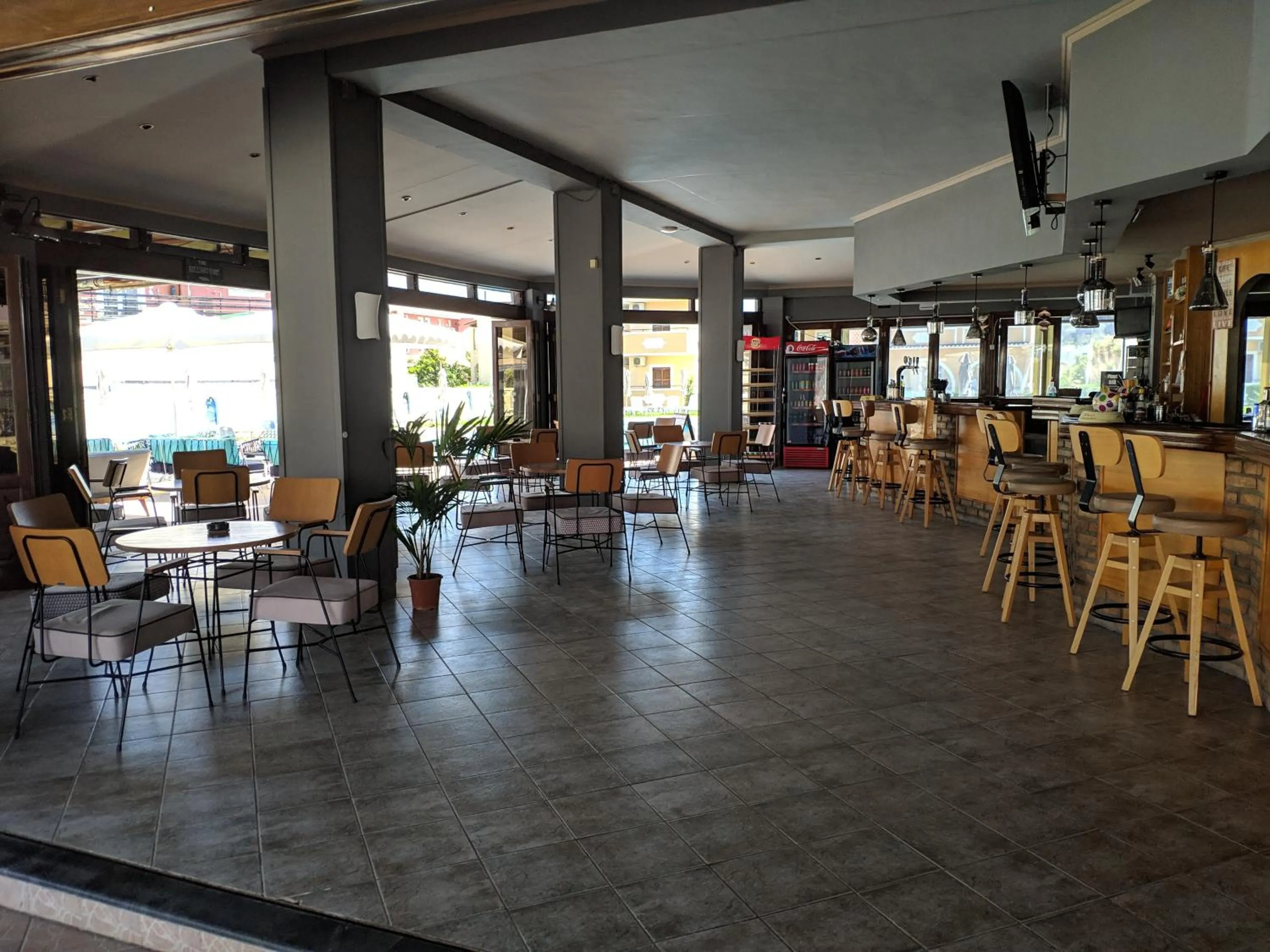 Restaurant/places to eat in Tondoris Apartments