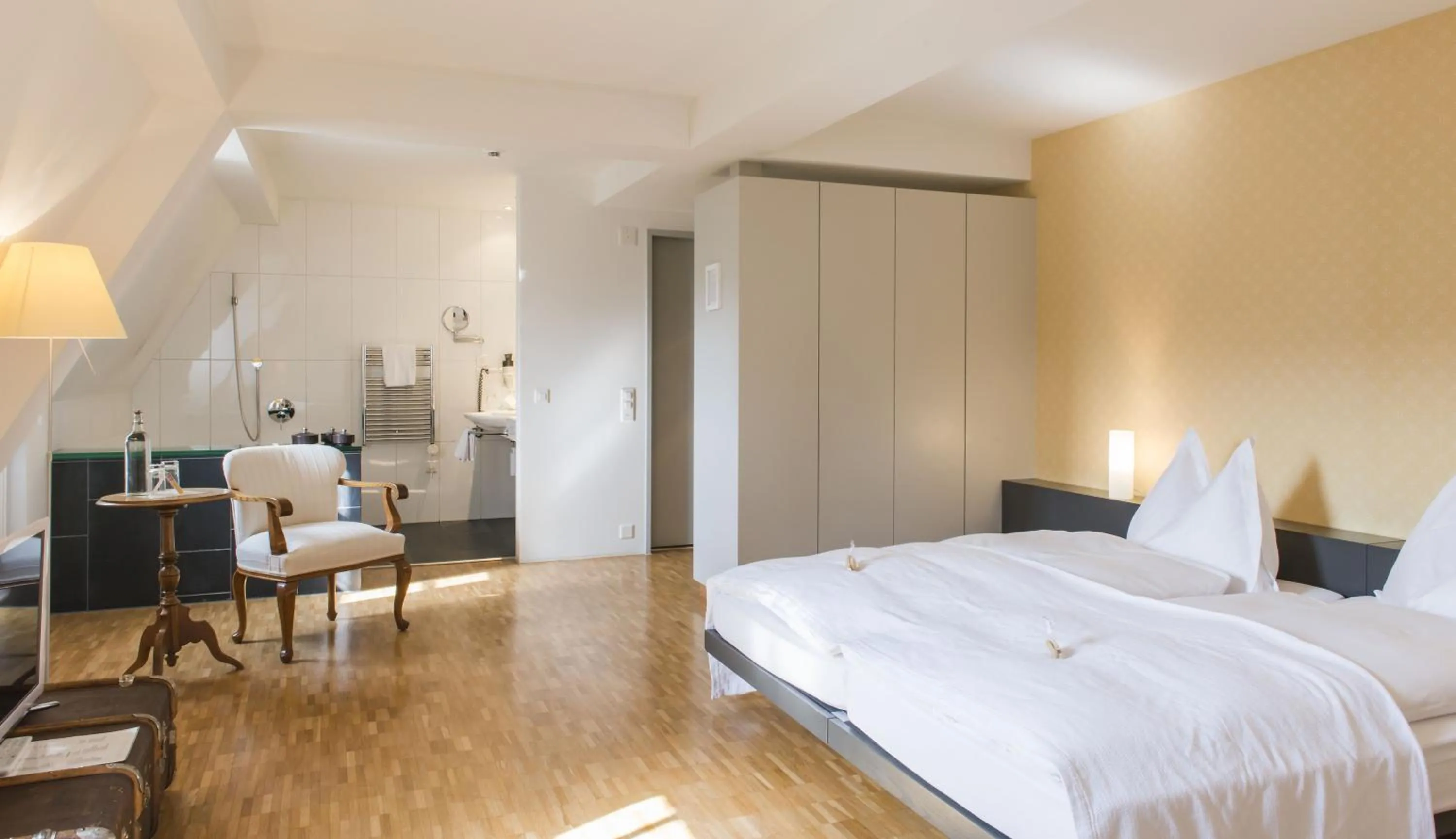 Bathroom, Bed in Schloss Münchenwiler