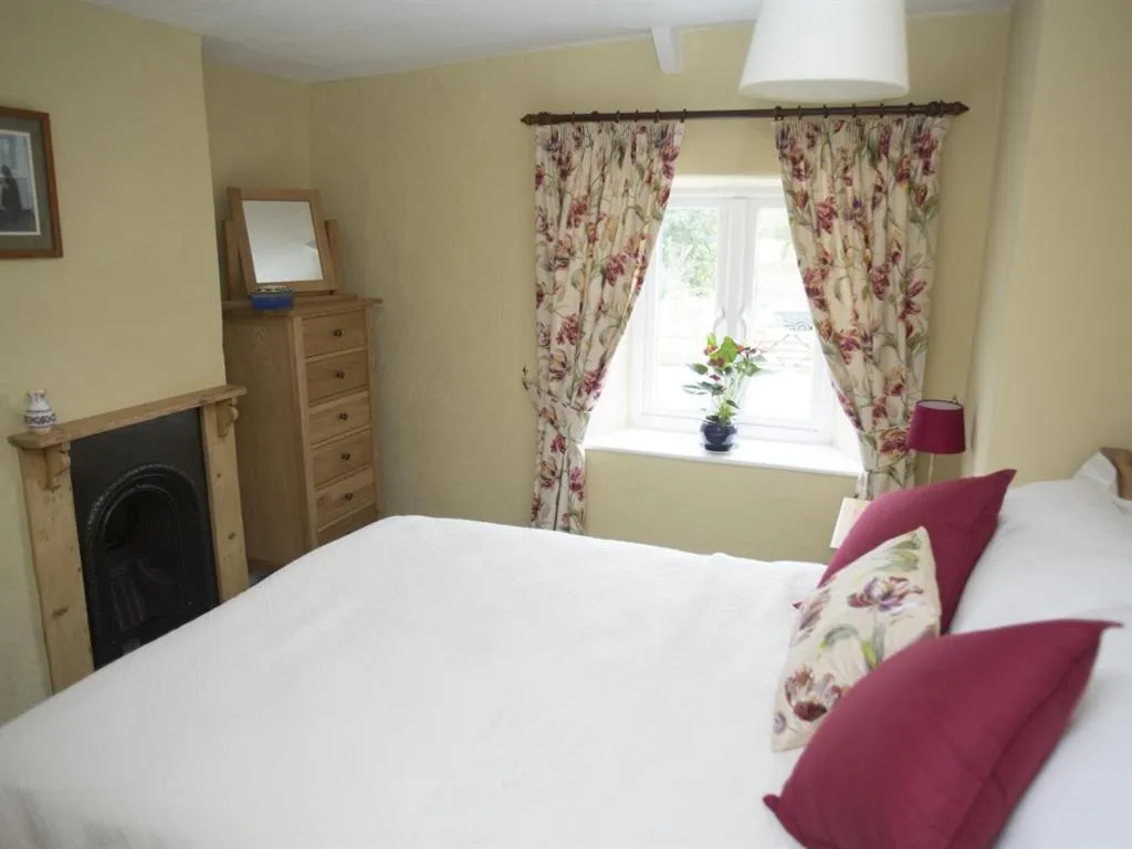 Bedroom, Bed in Withy Cottages