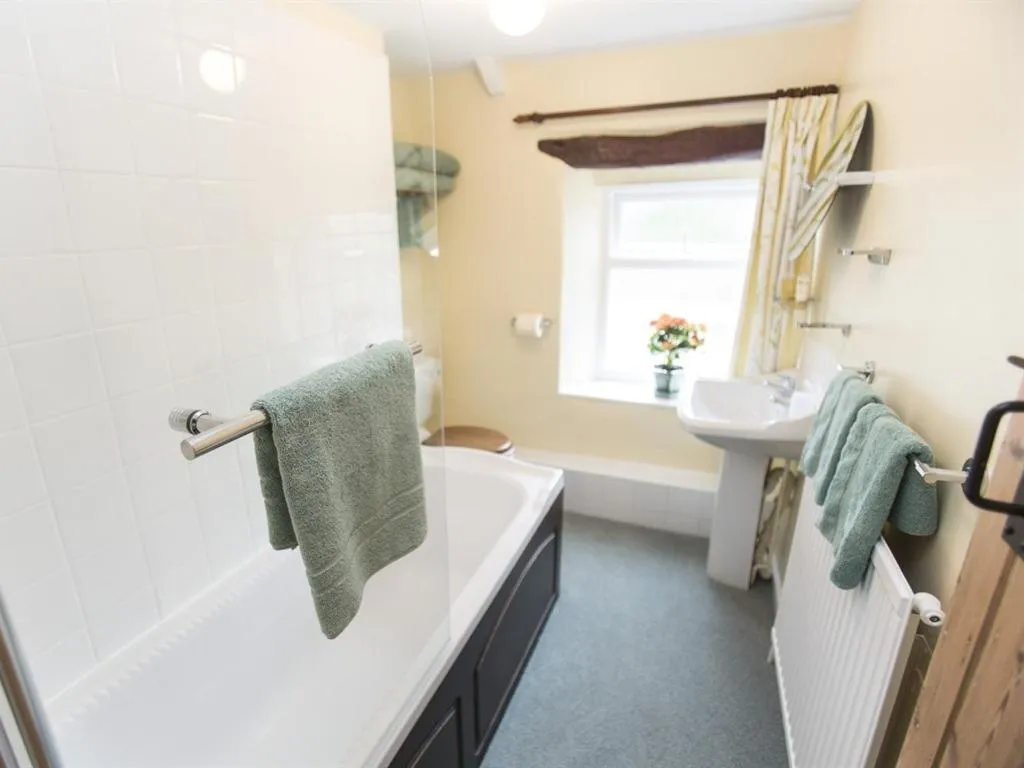 Bathroom, Bed in Withy Cottages