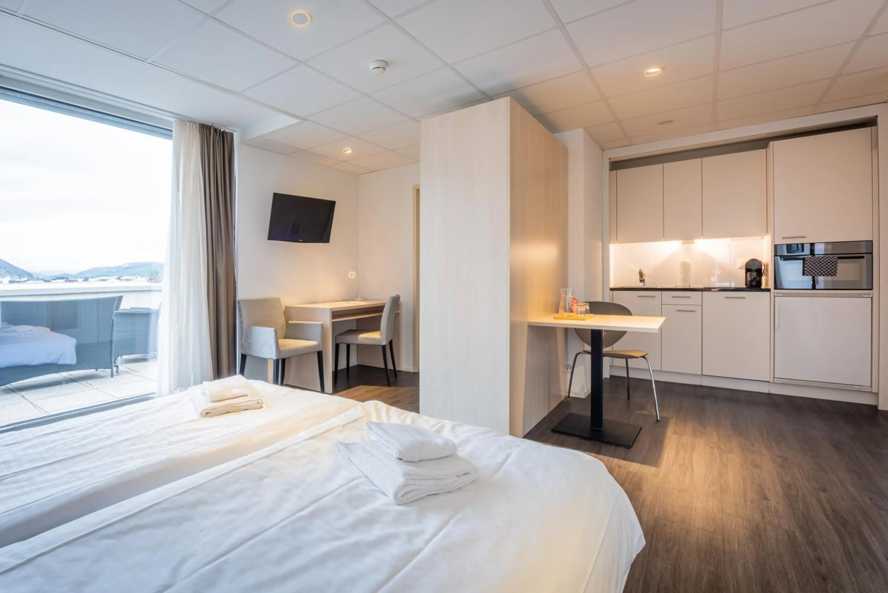 TV and multimedia, Bed in Los Lorentes Hotel Bern Airport