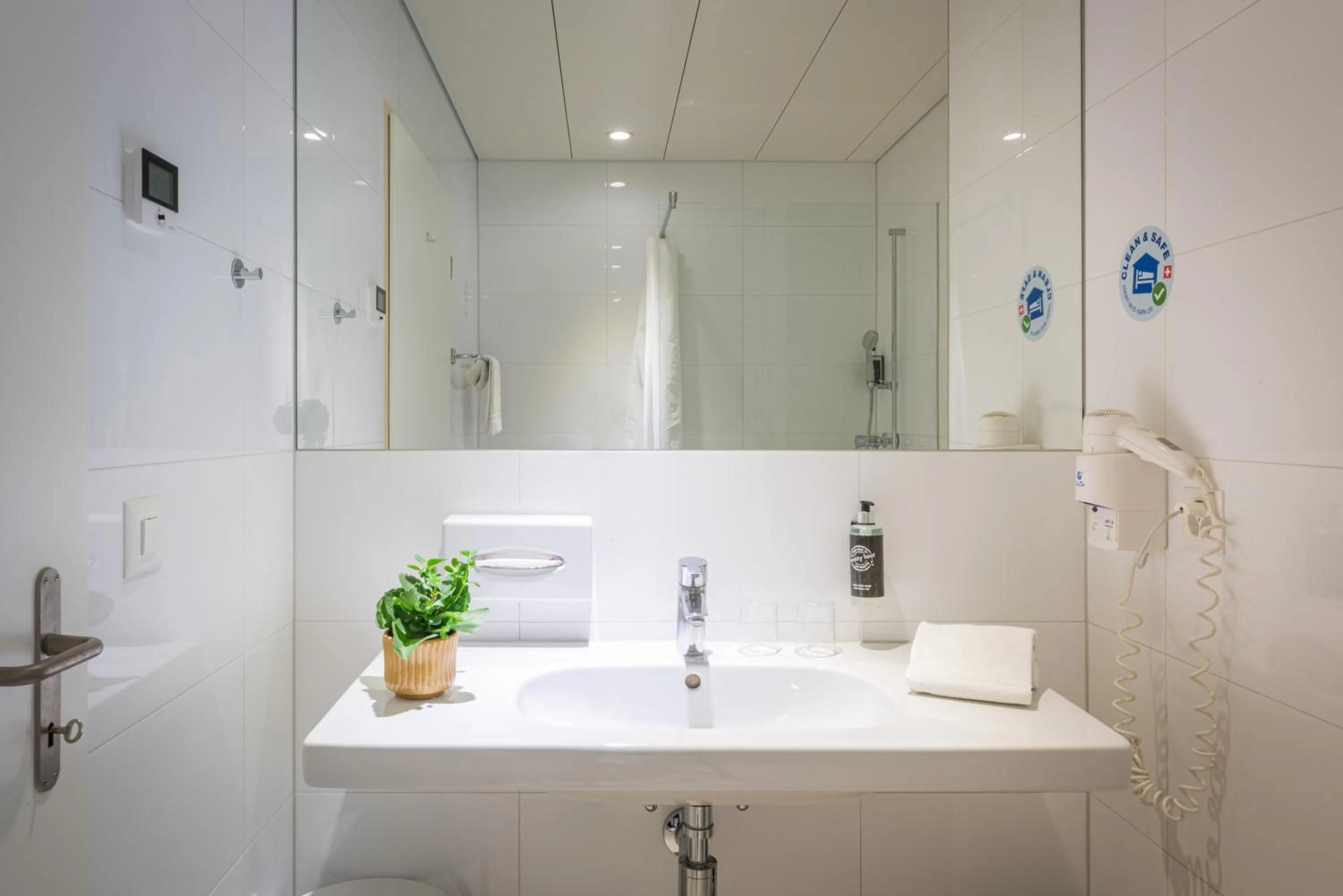 Bathroom in Los Lorentes Hotel Bern Airport