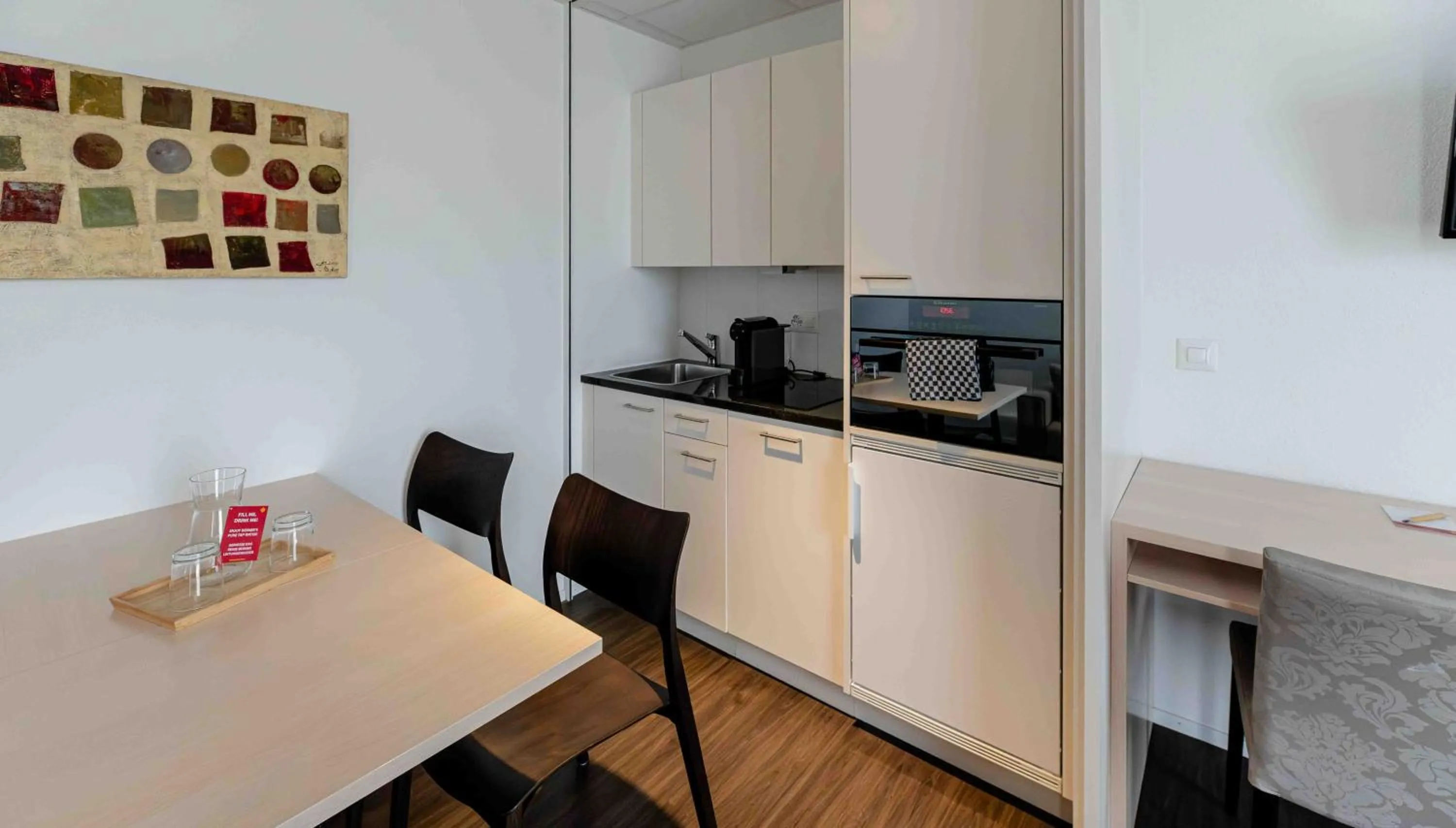 Kitchen or kitchenette in Los Lorentes Hotel Bern Airport