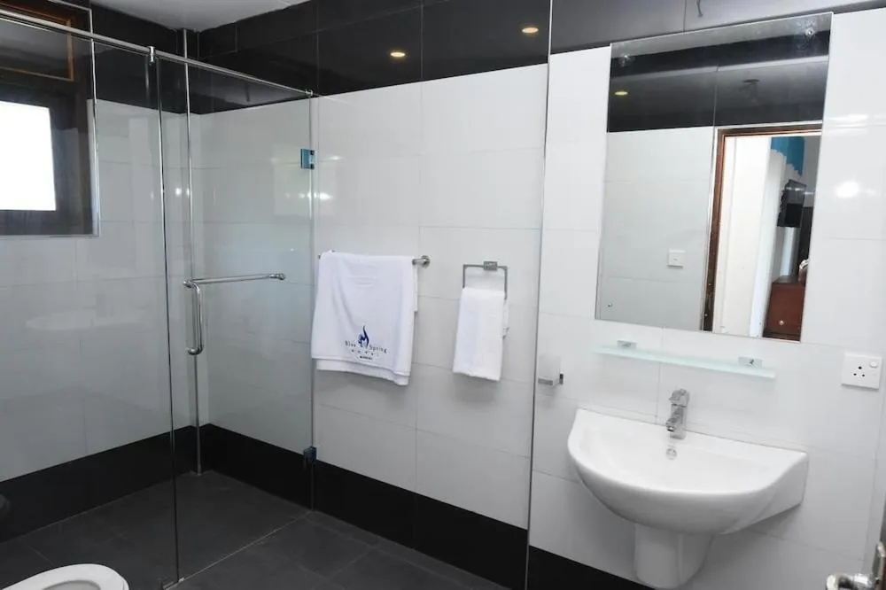 Toilet in Blue Spring Hotel Wadduwa