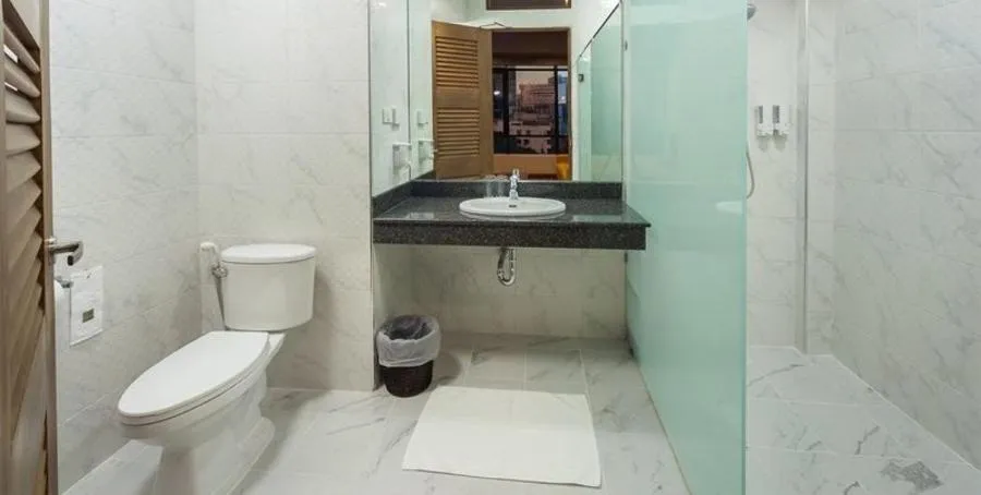 Bathroom in Blue Spring Hotel Wadduwa