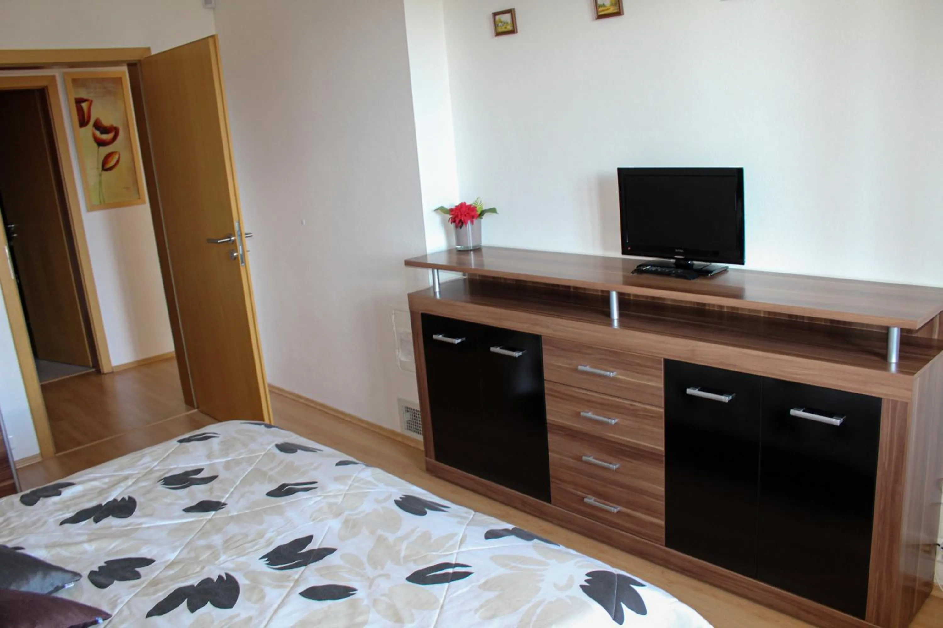 Communal lounge/ TV room, Bed in Apartman MARLEA