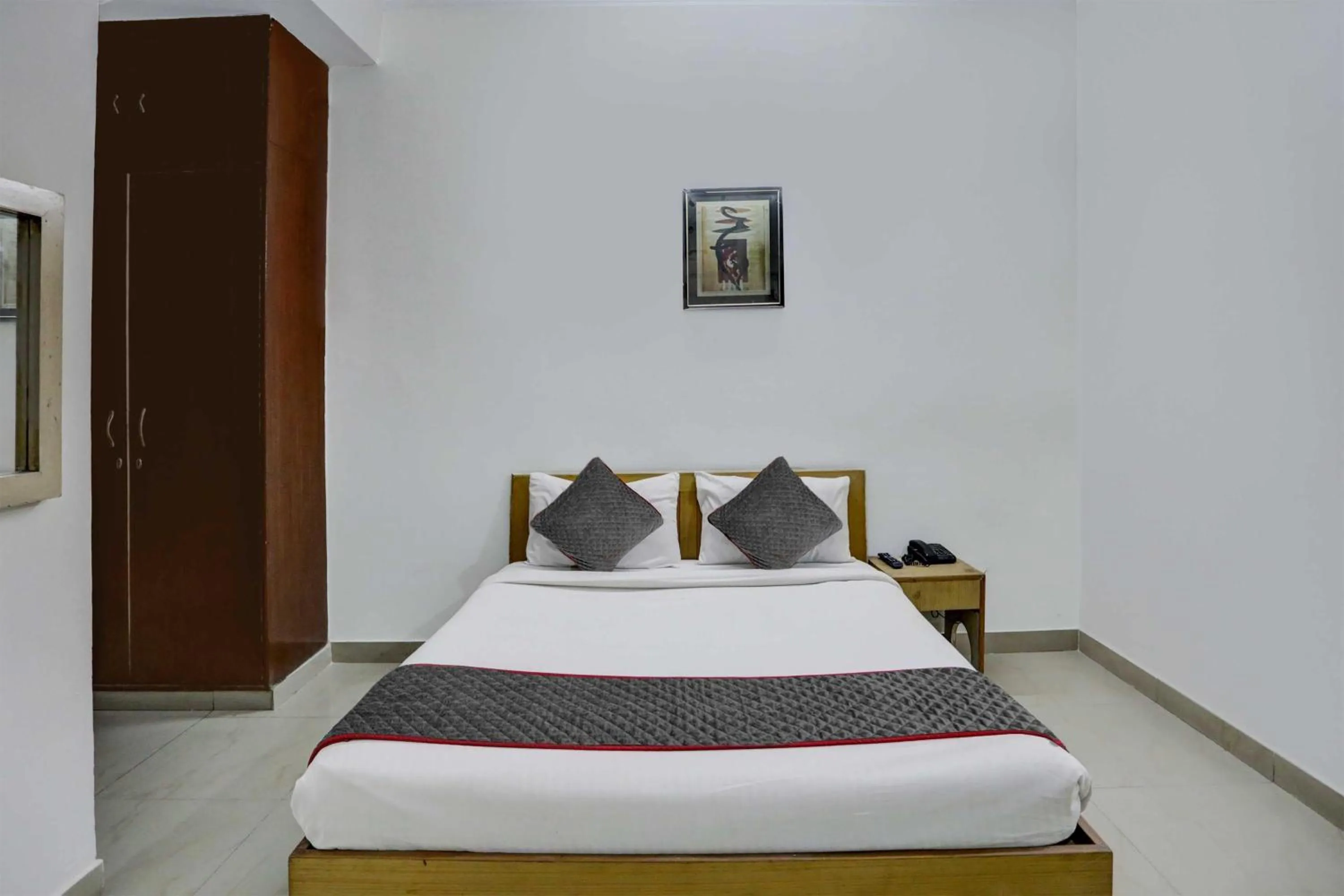 Bedroom, Bed in Hotel O Sunshine Near Iskcon Temple Noida
