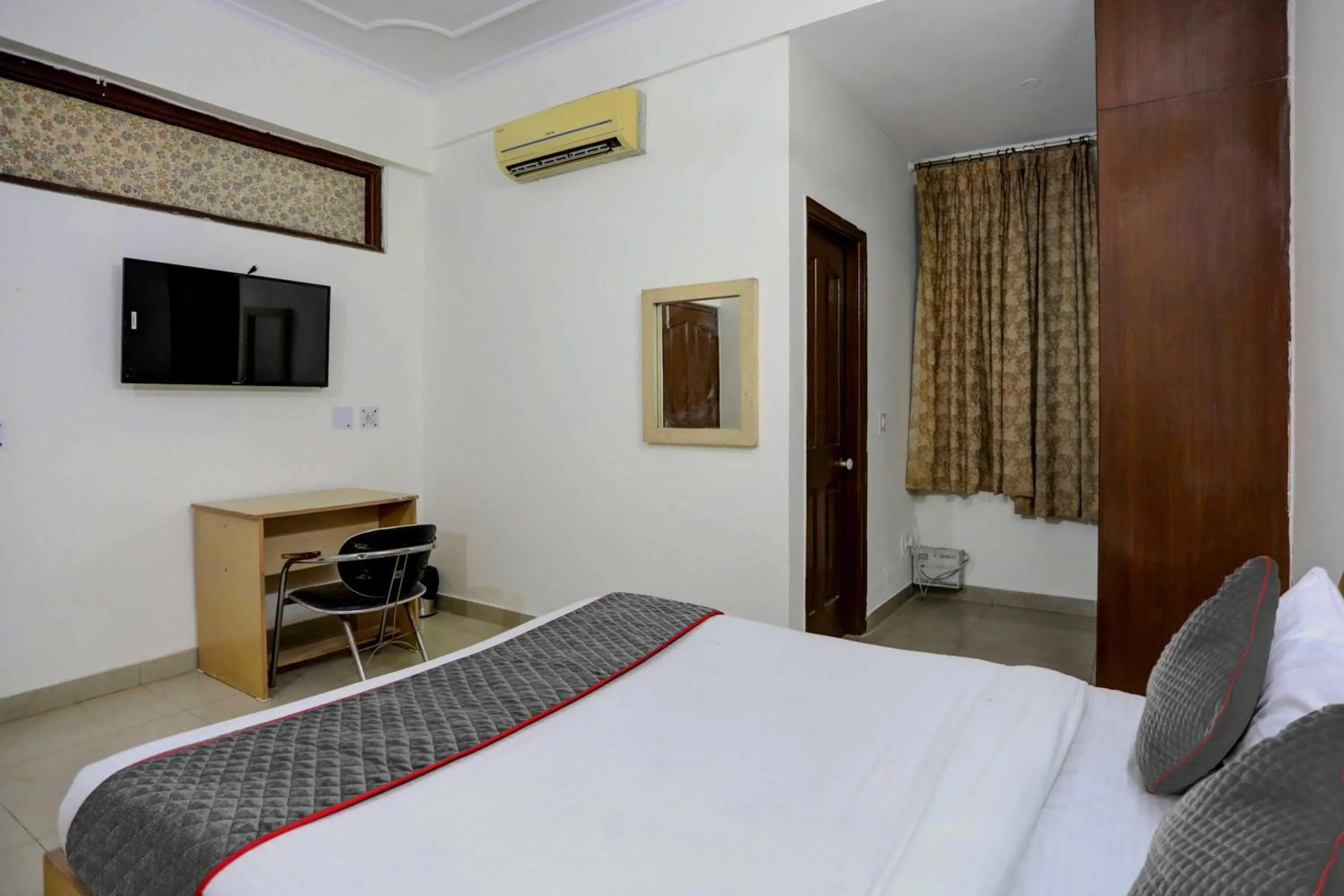 Bedroom, Bed in Hotel O Sunshine Near Iskcon Temple Noida