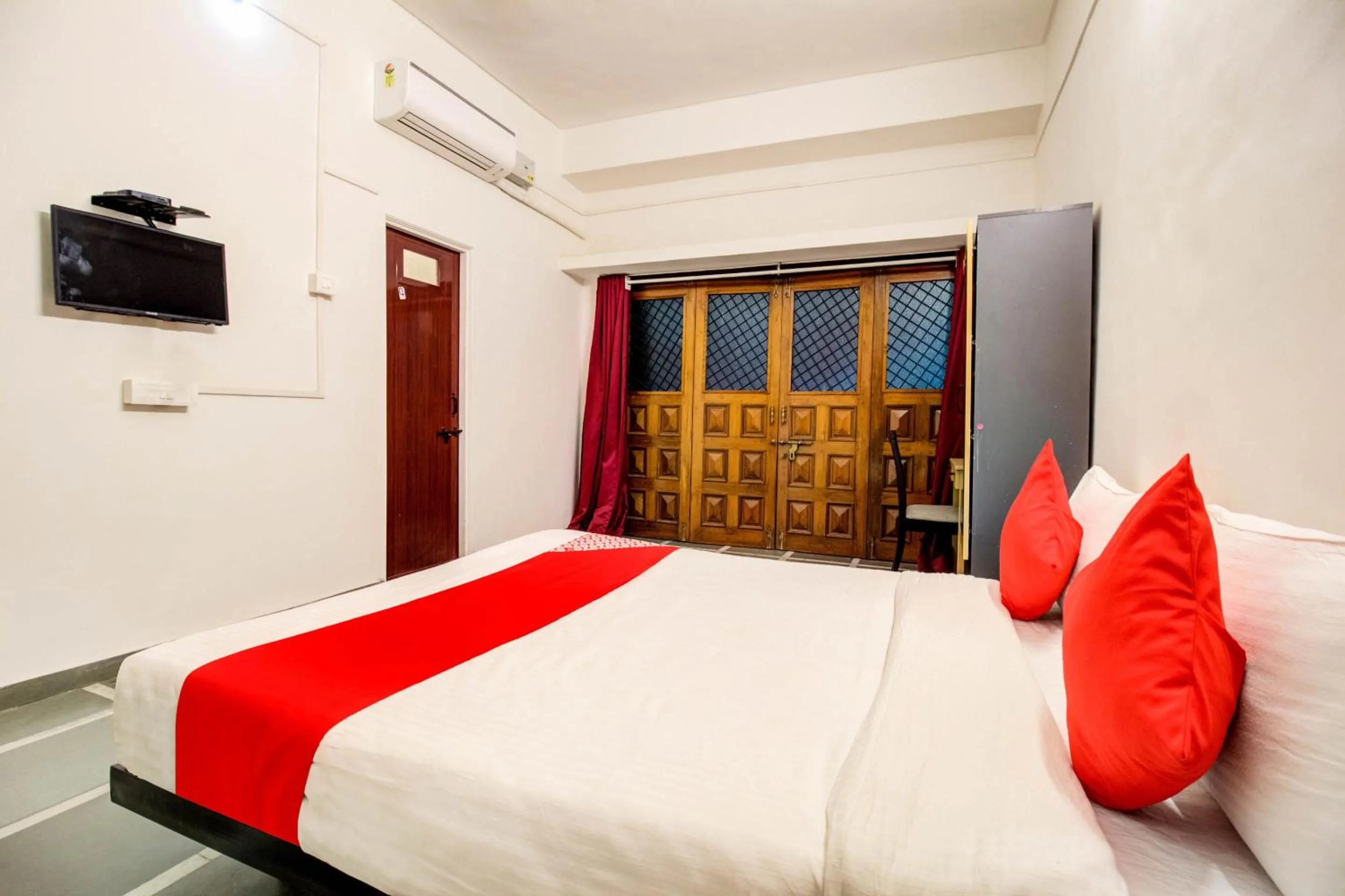 Bed in OYO 77230 Saubhagya Inn