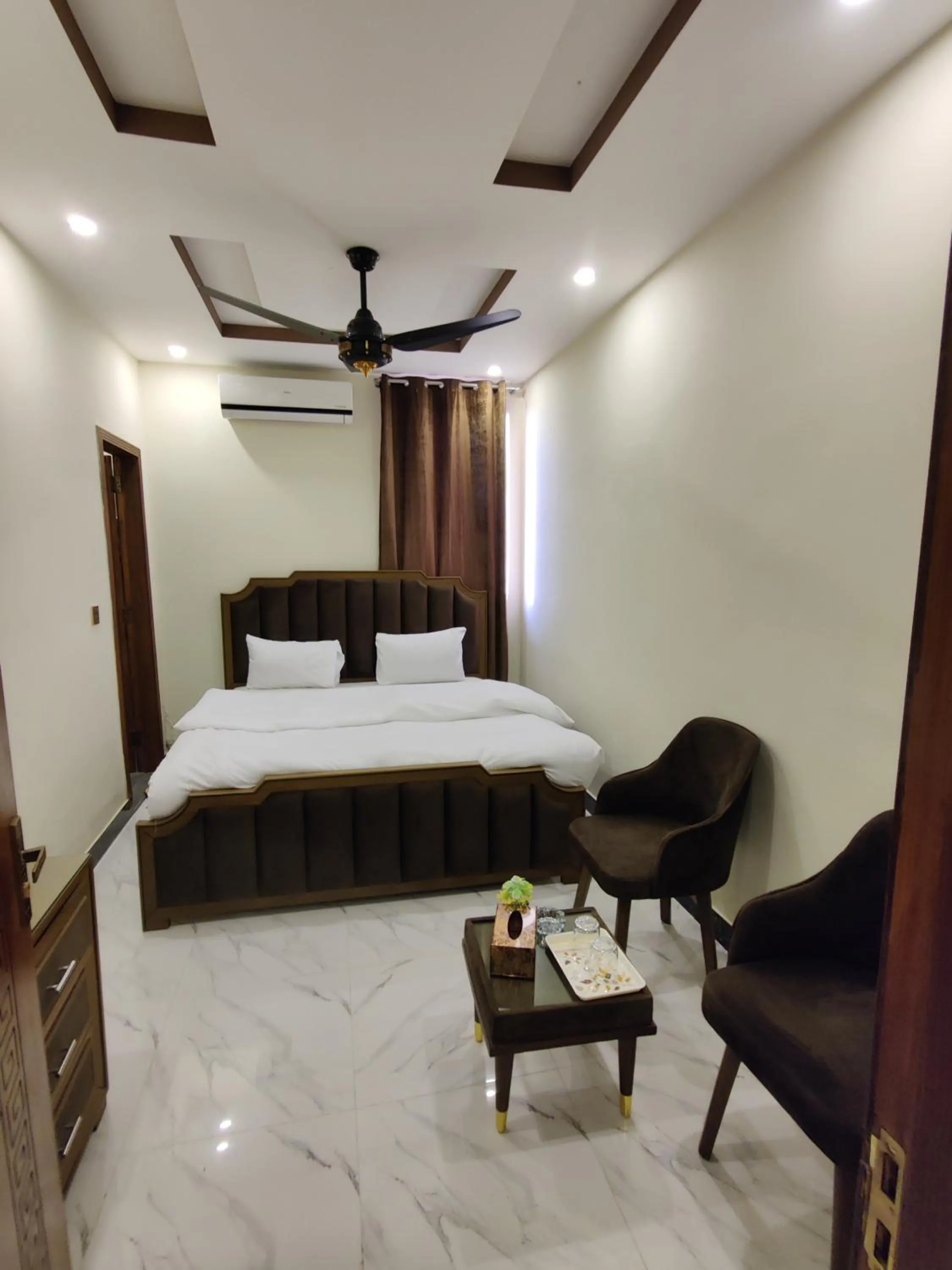 Living room, Bed in AL Fateh Hotel