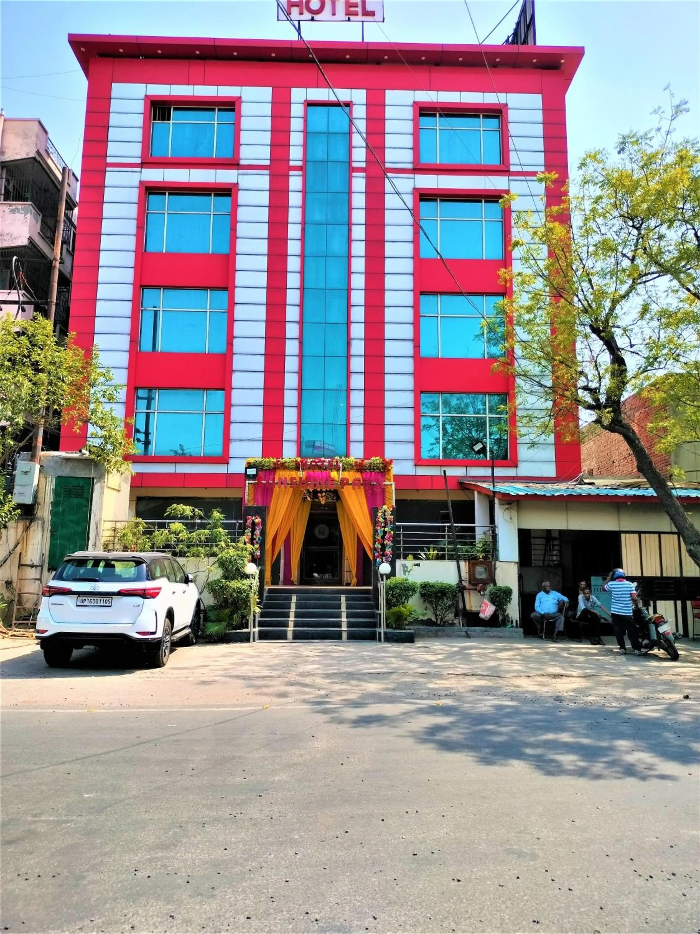 Property building in Hotel Sunshine Park -- Near Anand Vihar Railway Station