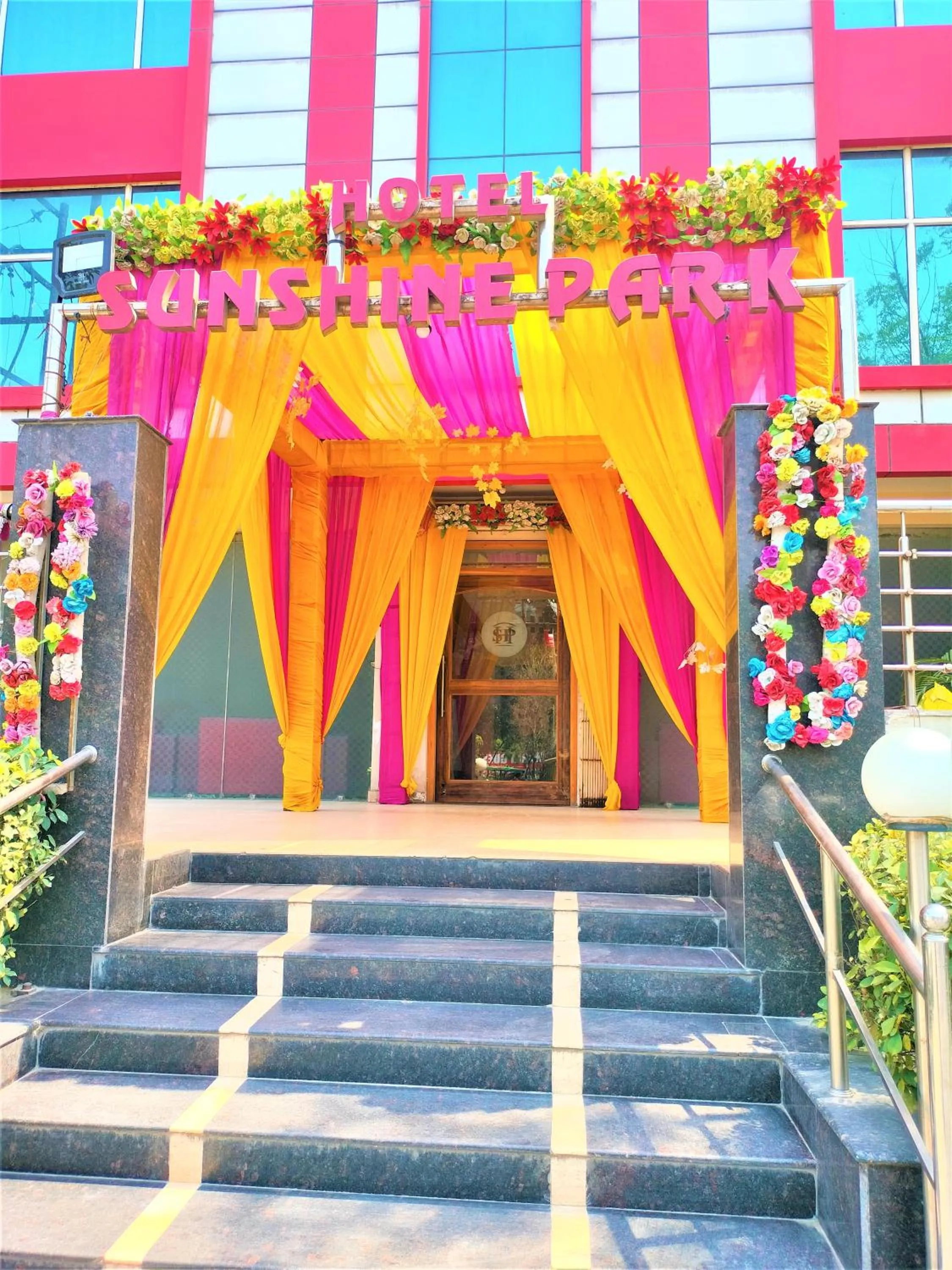 Property building in Hotel Sunshine Park -- Near Anand Vihar Railway Station