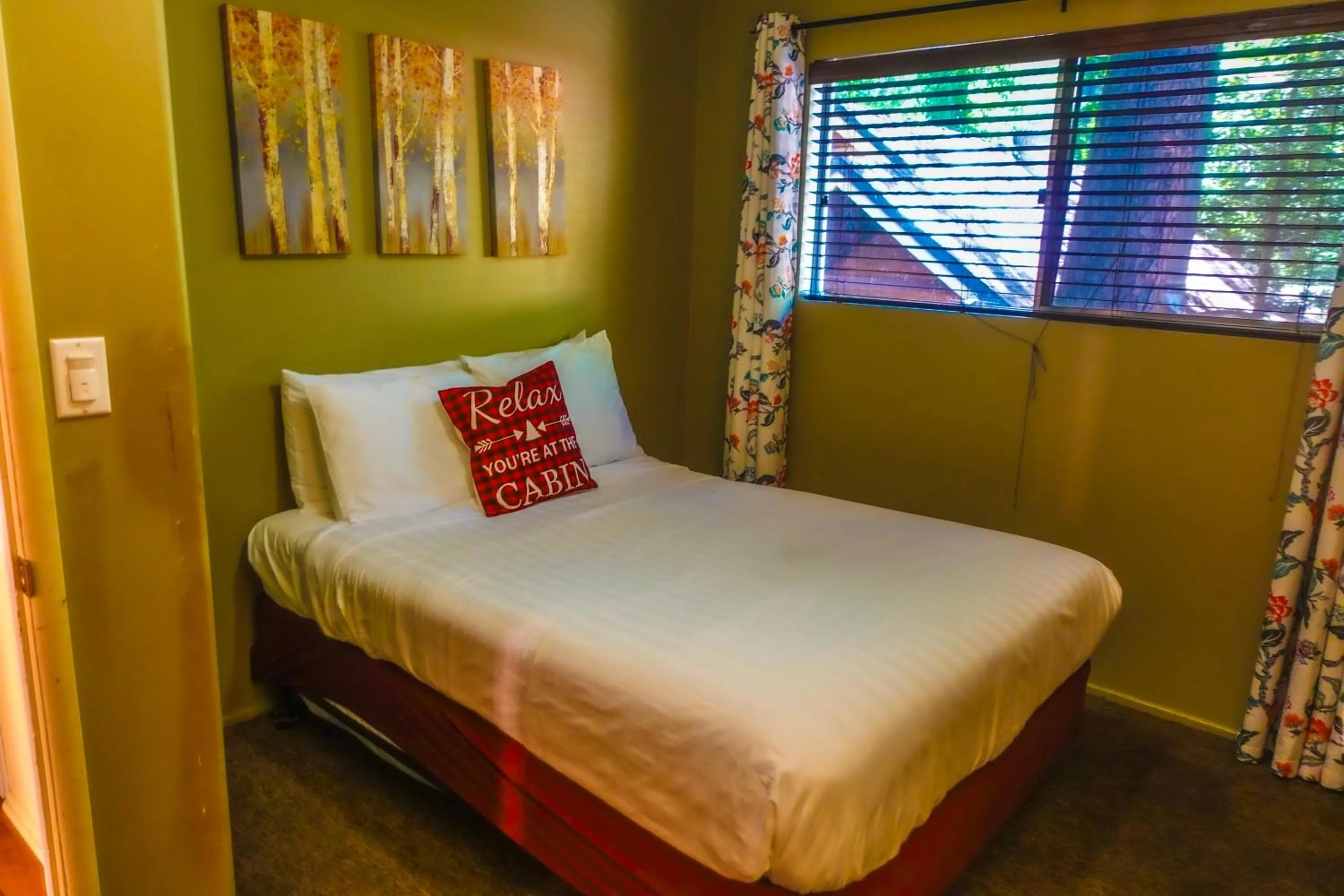 Bed in Sleepy Hollow Cabins and Hotel