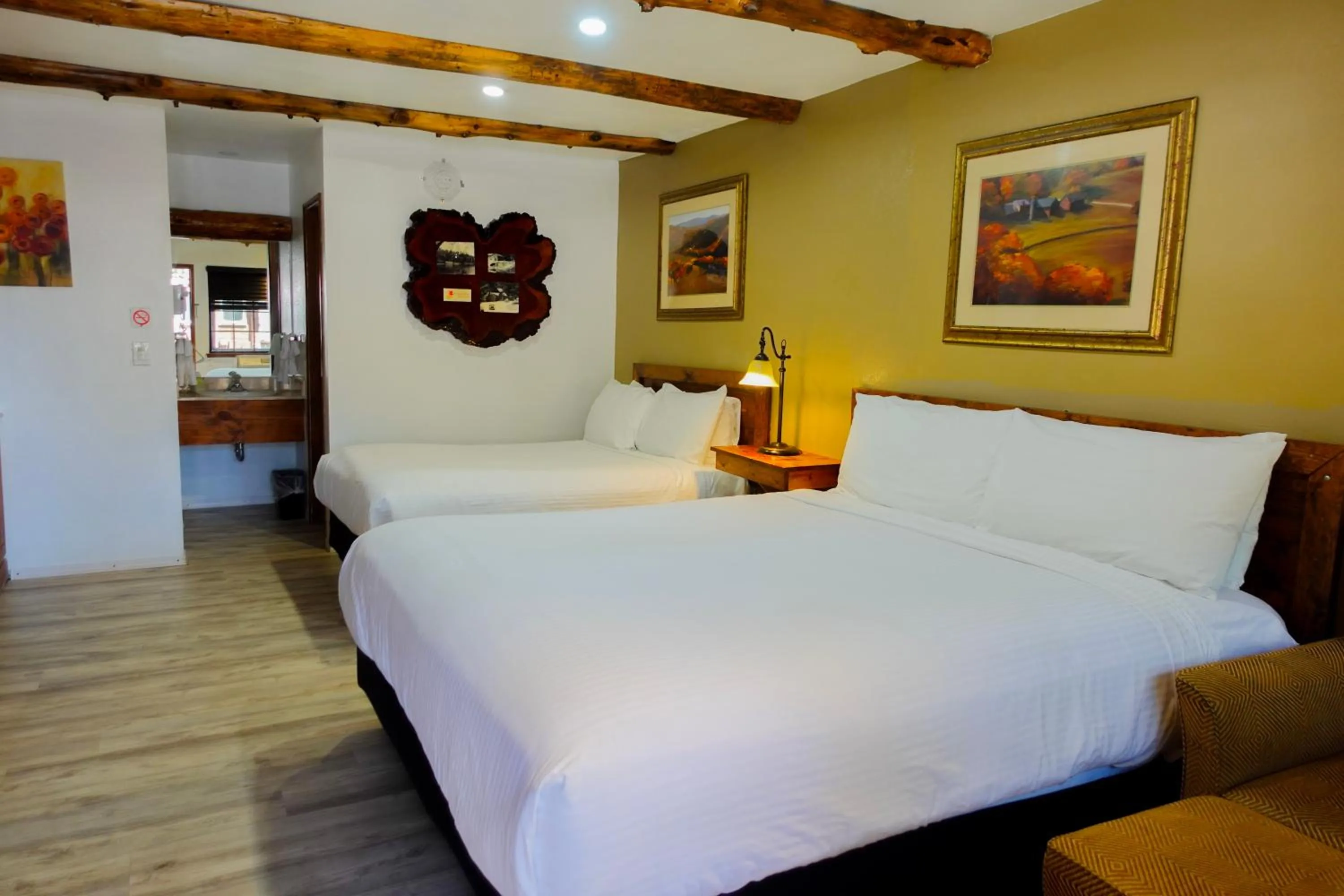 Bed in Sleepy Hollow Cabins and Hotel