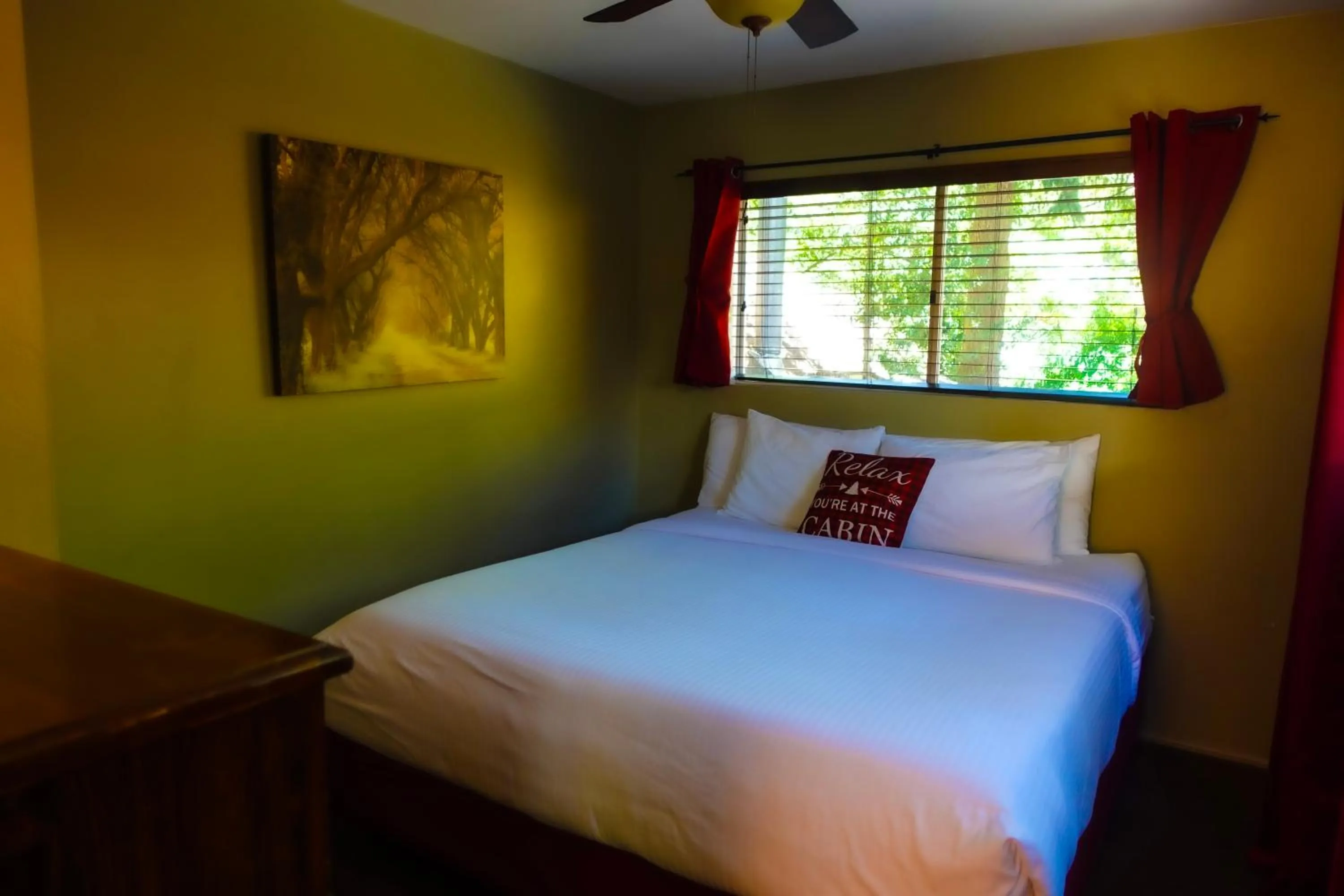 Bed in Sleepy Hollow Cabins and Hotel