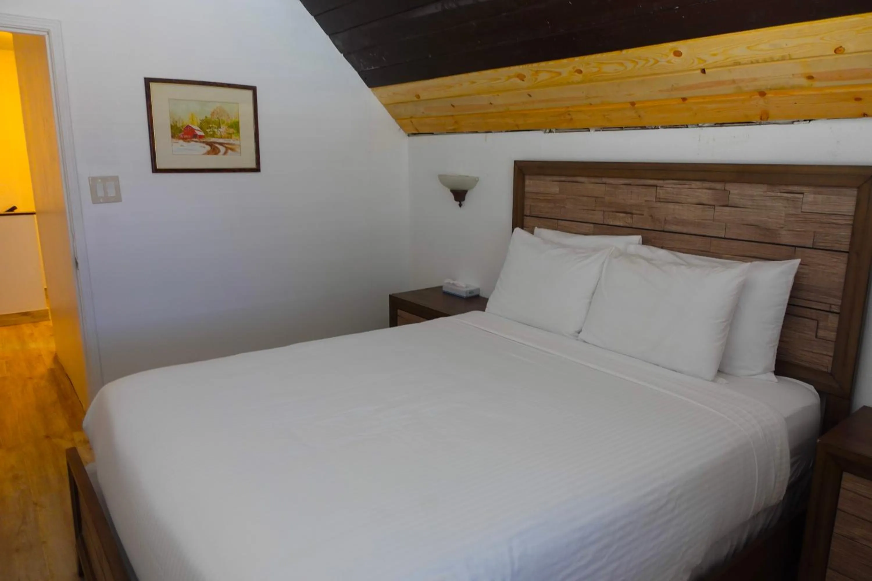 Bed in Sleepy Hollow Cabins and Hotel
